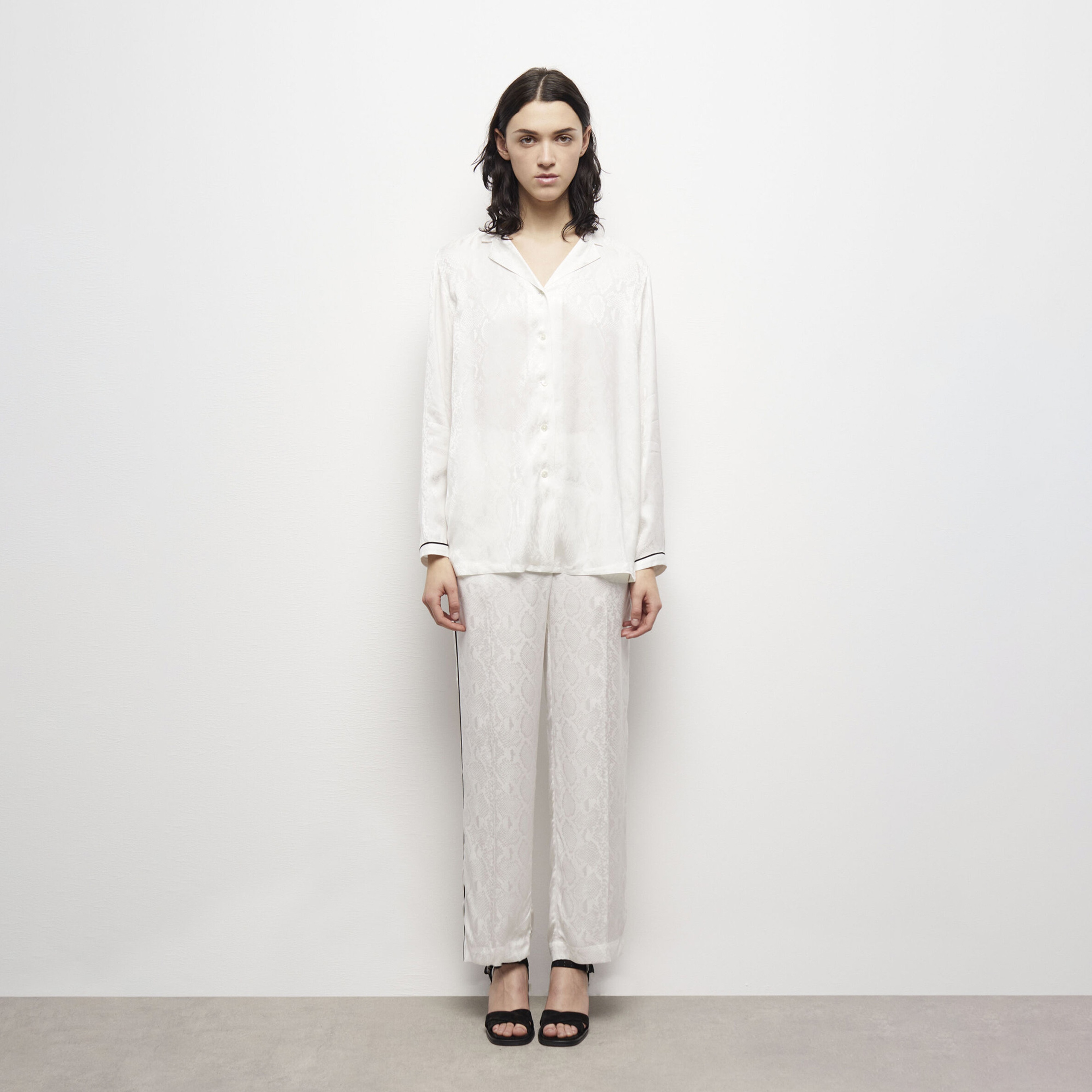 KADIN DESENLİ BEYAZ SATEN GÖMLEK