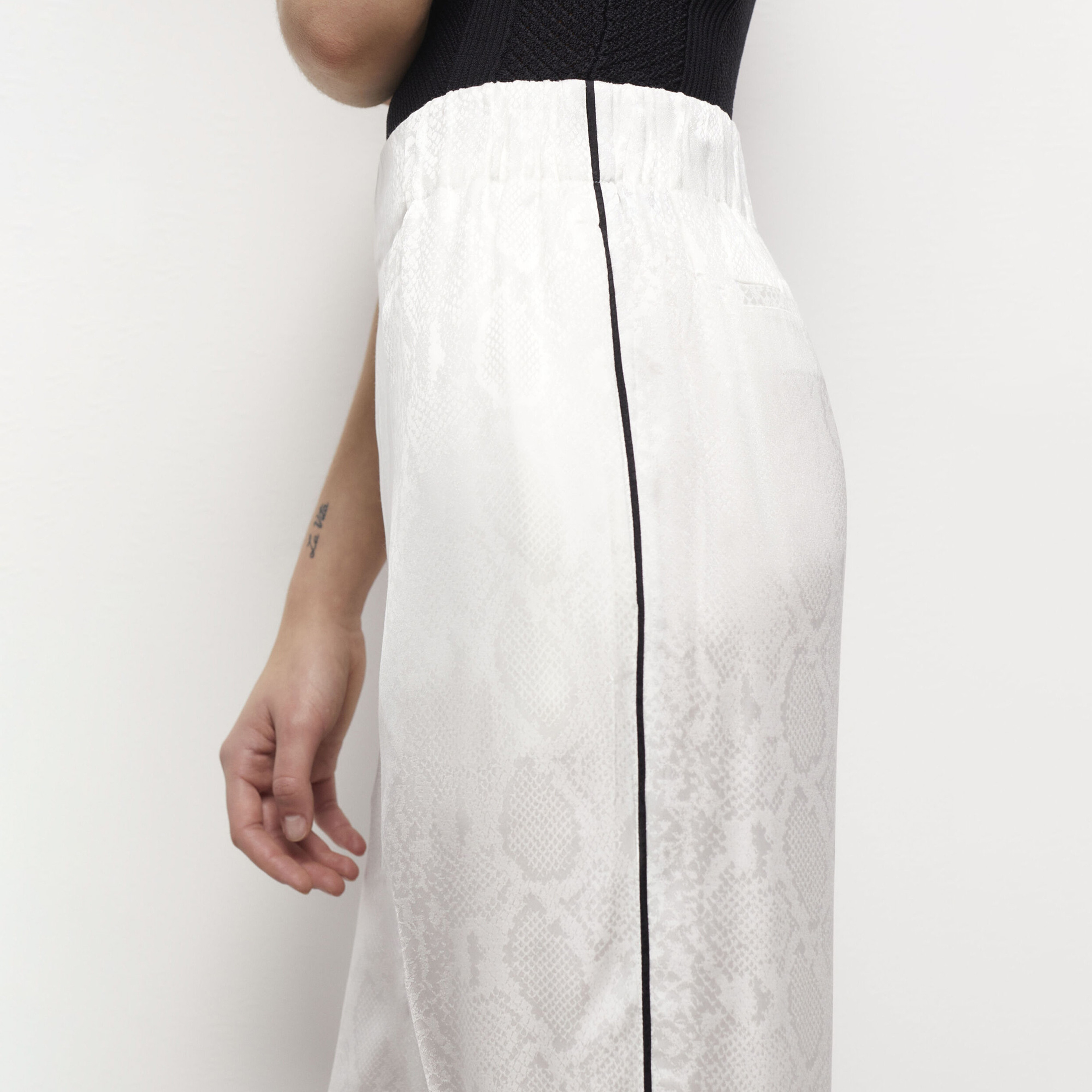 KADIN DESENLİ KREM SATEN PANTOLON