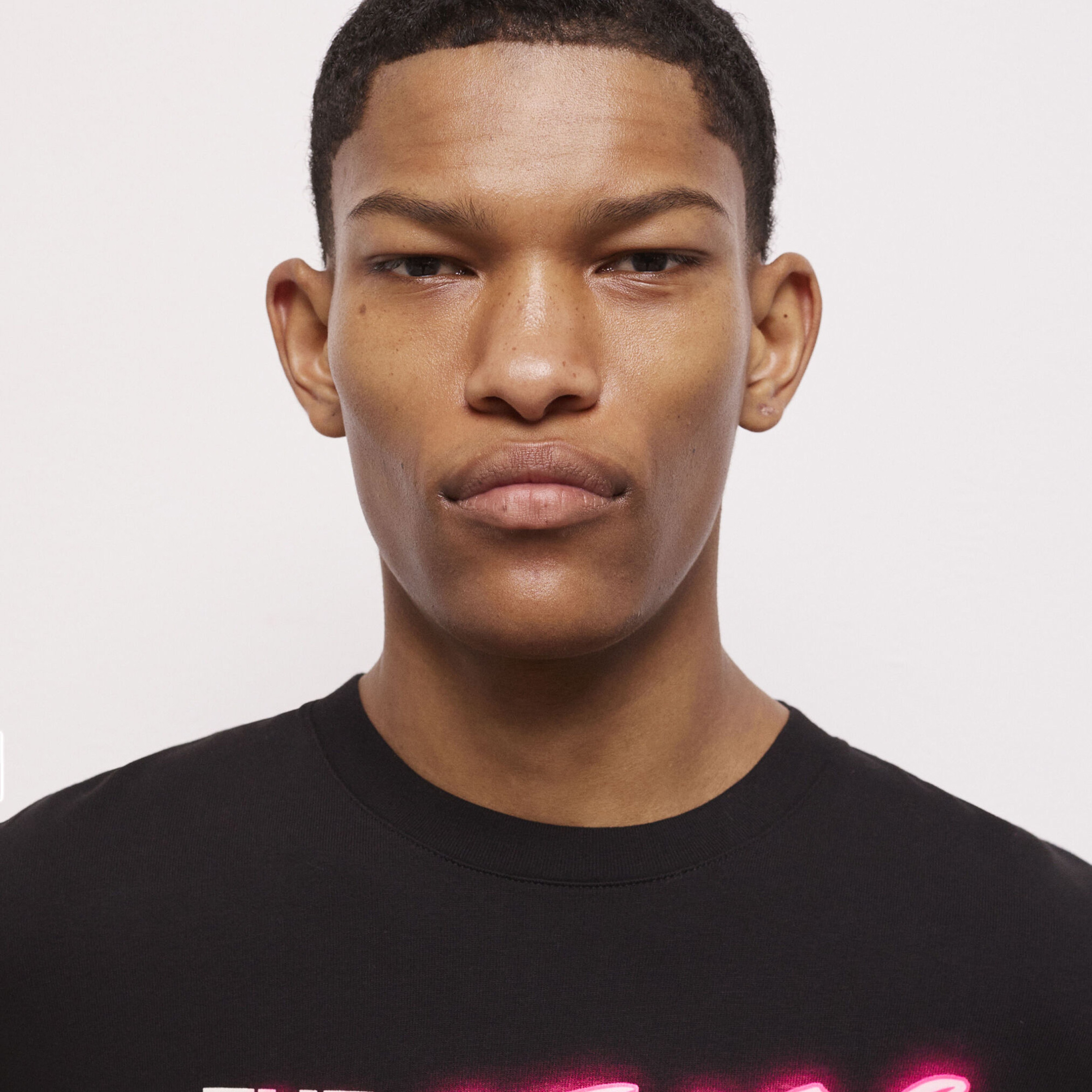 ERKEK BASKILI SİYAH T-SHIRT