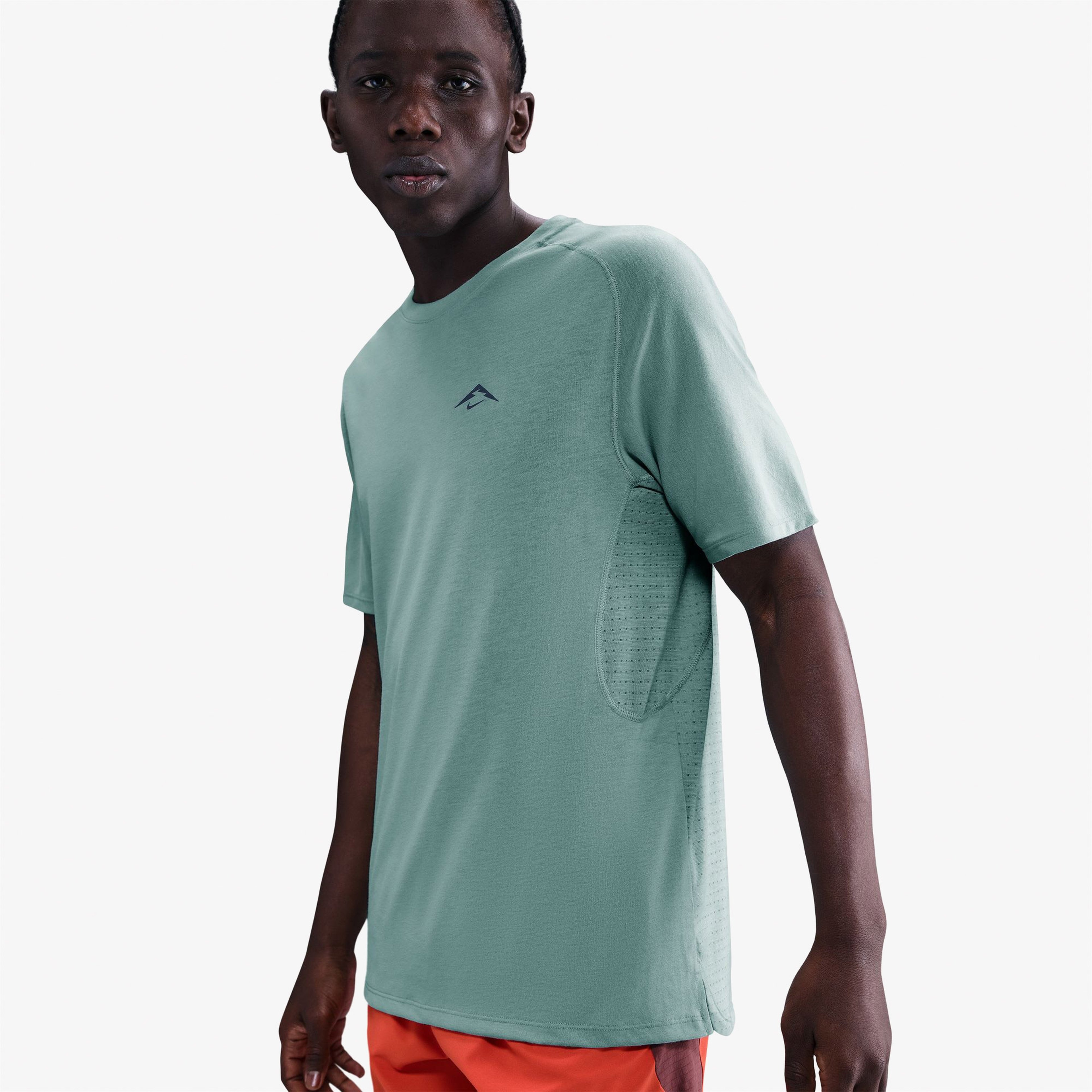 Nike Dri-FIT Adv Solar Chase Erkek Gri T-Shirt