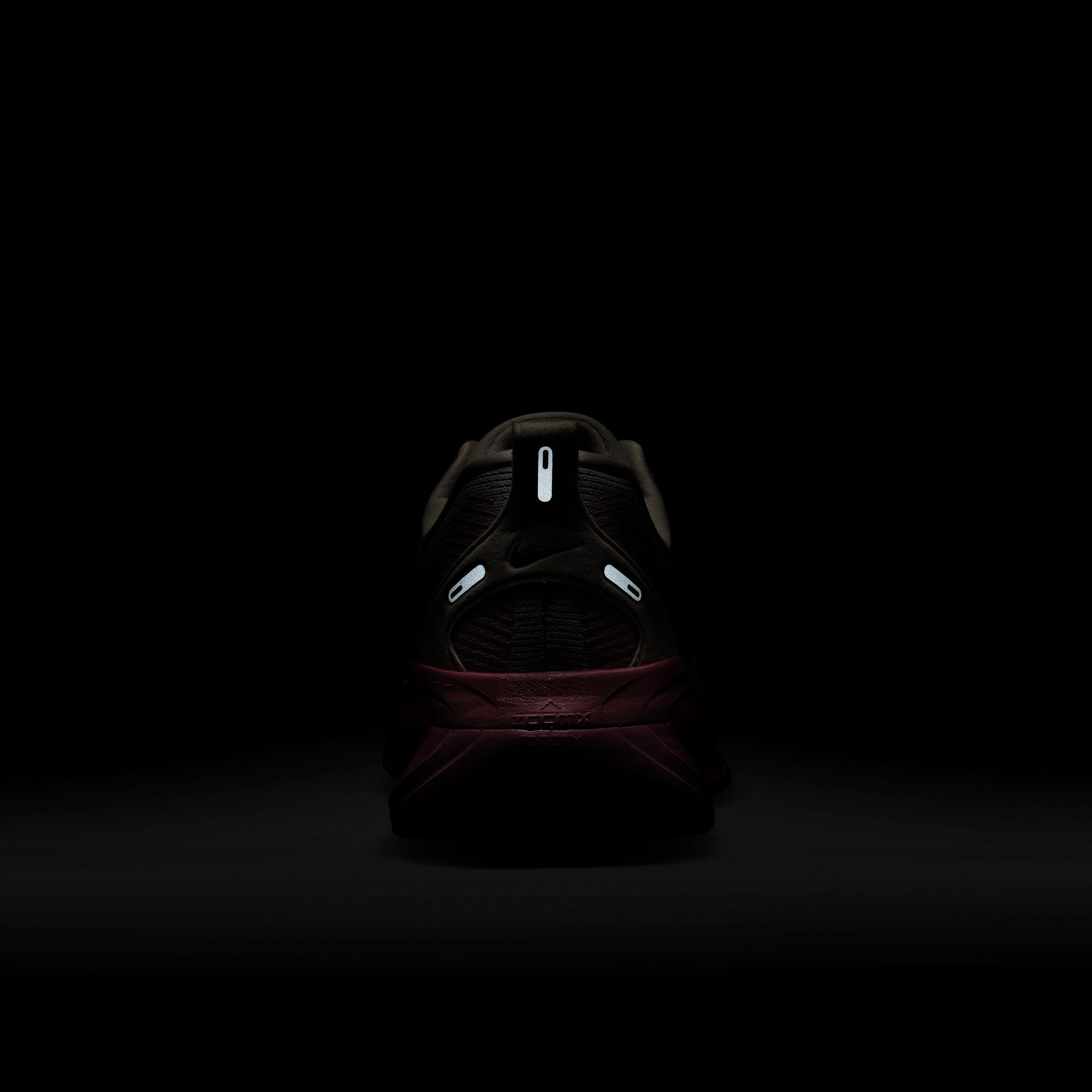 Nike Vomero 18 Kadın Gri Koşu Ayakkabısı
