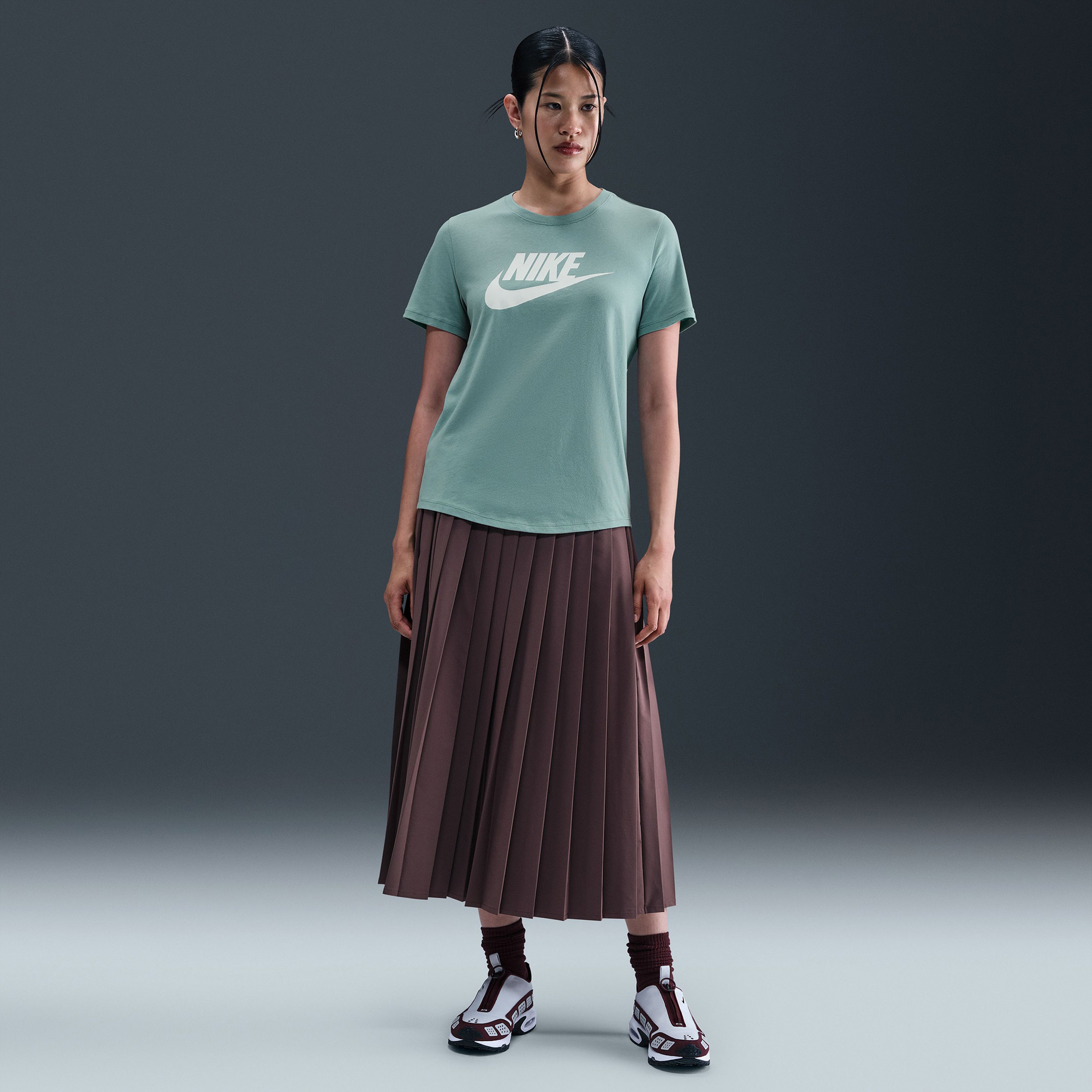 Nike Sportswear Club Essentials Kadın Yeşil T-Shirt