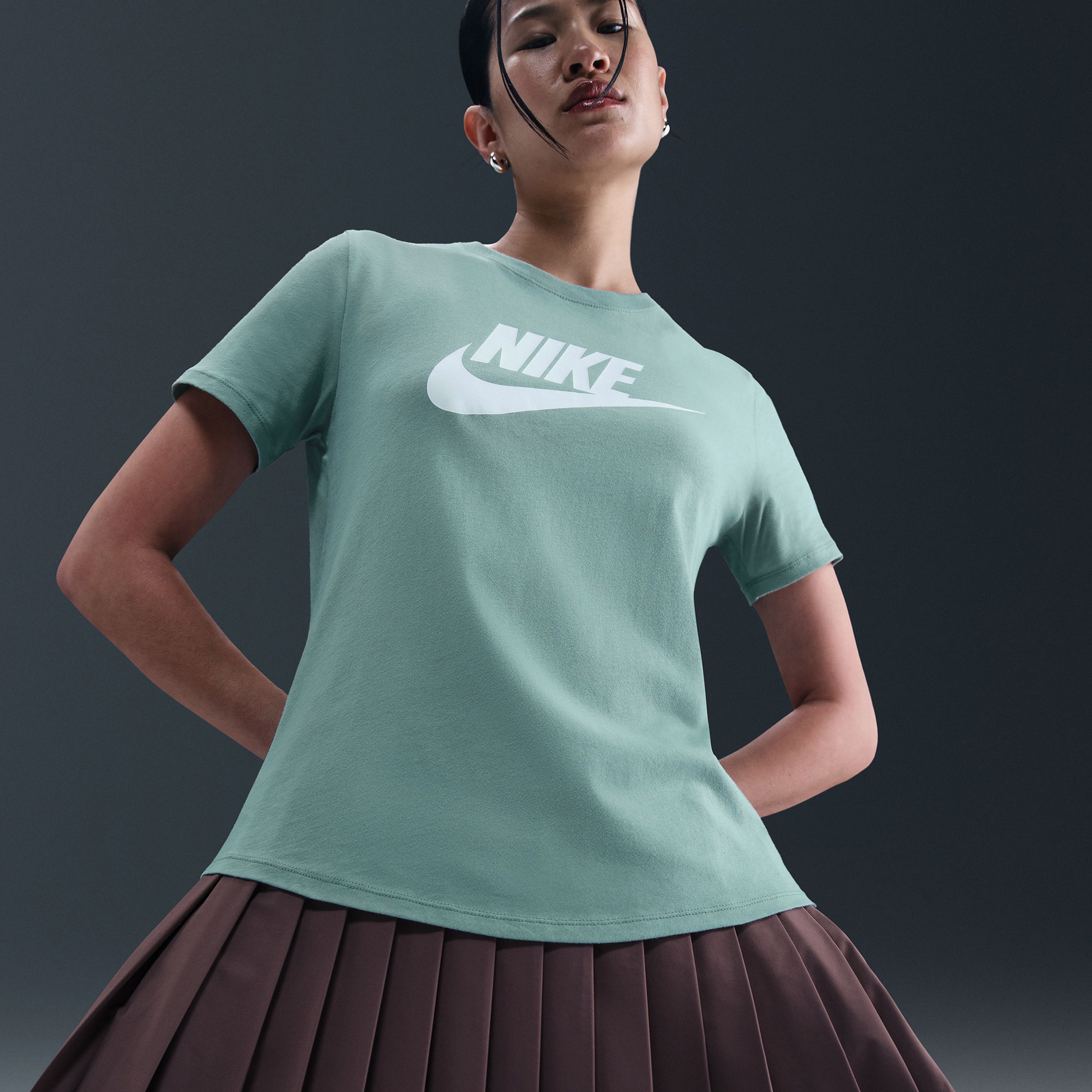 Nike Sportswear Club Essentials Kadın Yeşil T-Shirt