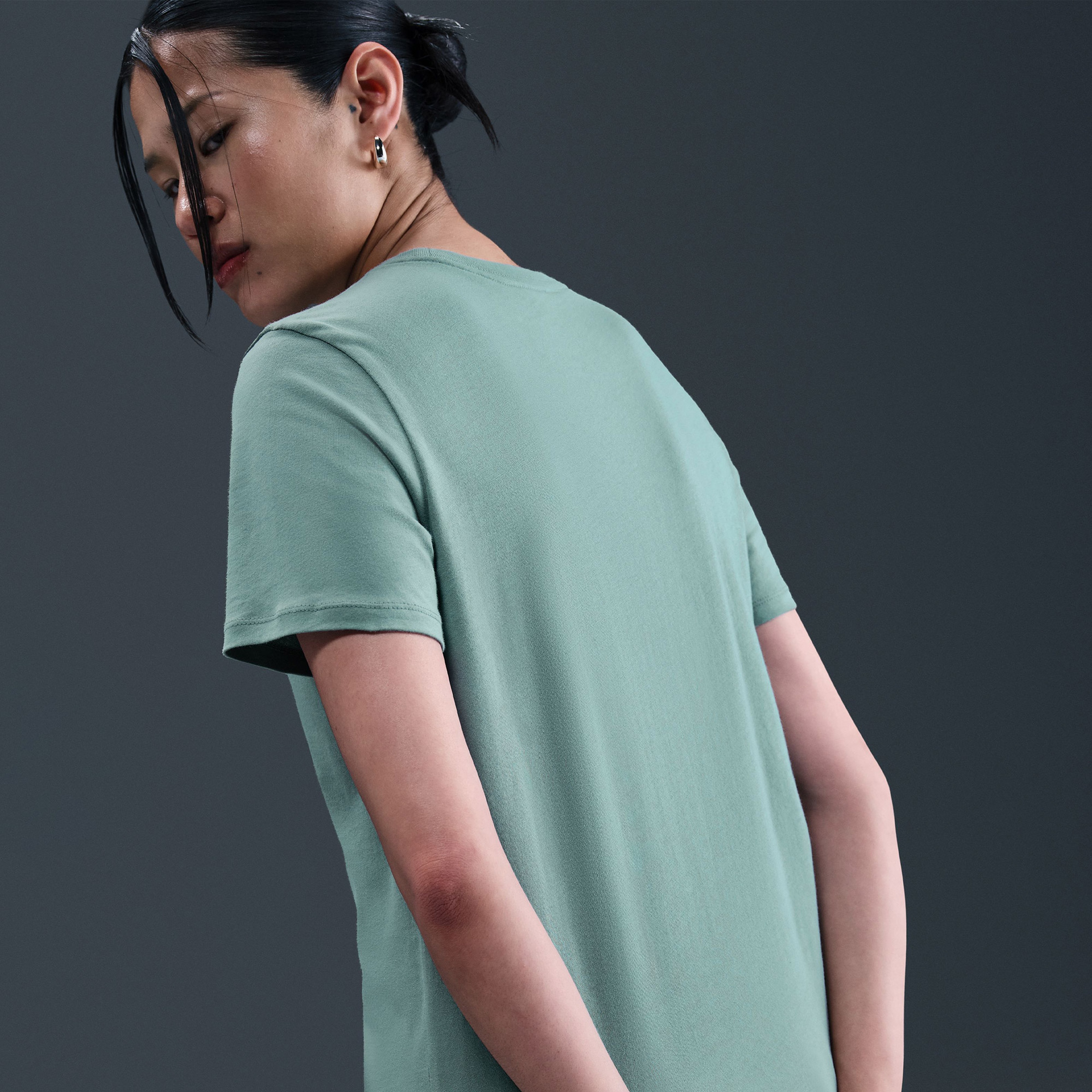 Nike Sportswear Club Essentials Kadın Yeşil T-Shirt