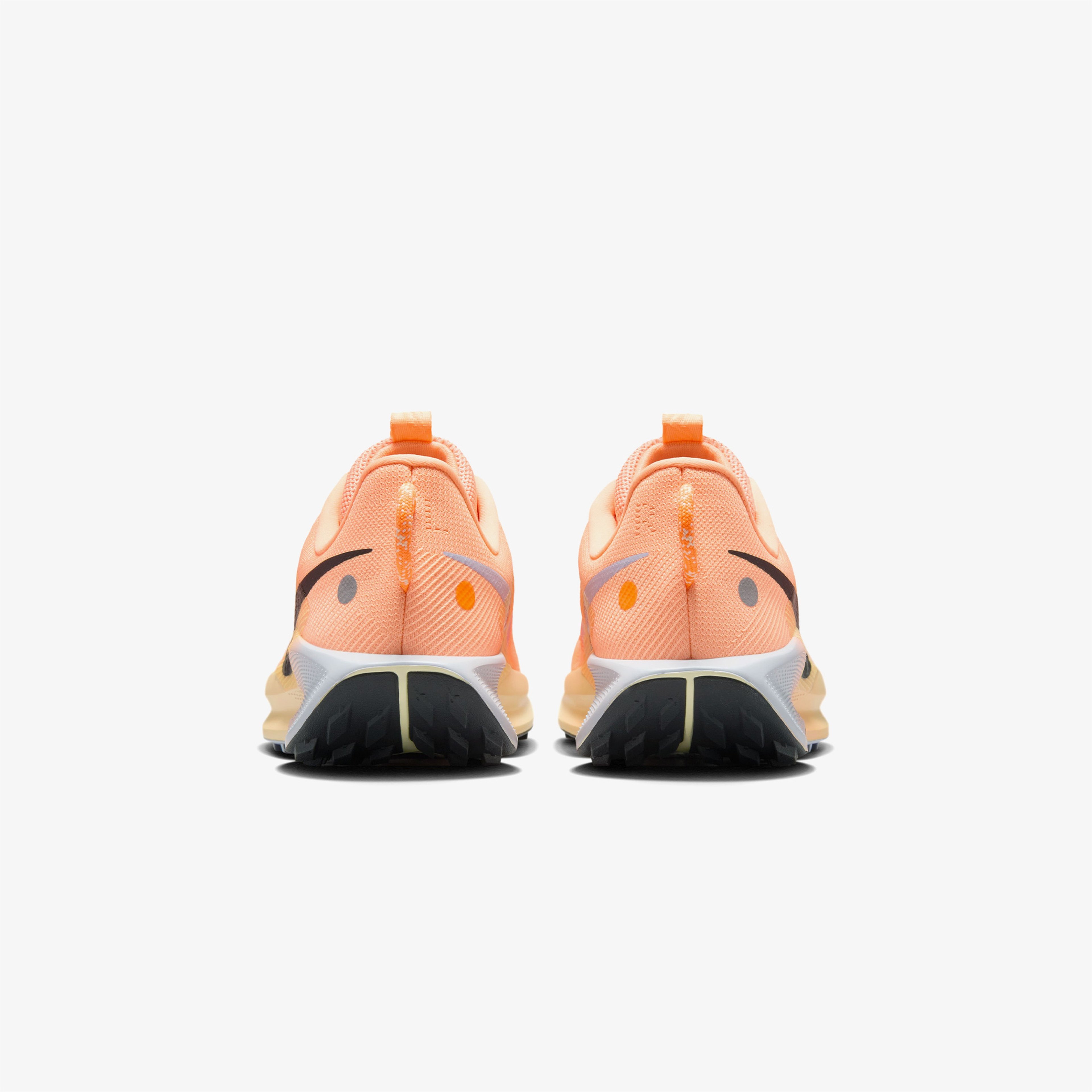 Nike Pegasus Trail 5 Kadın Turuncu Koşu Ayakkabısı