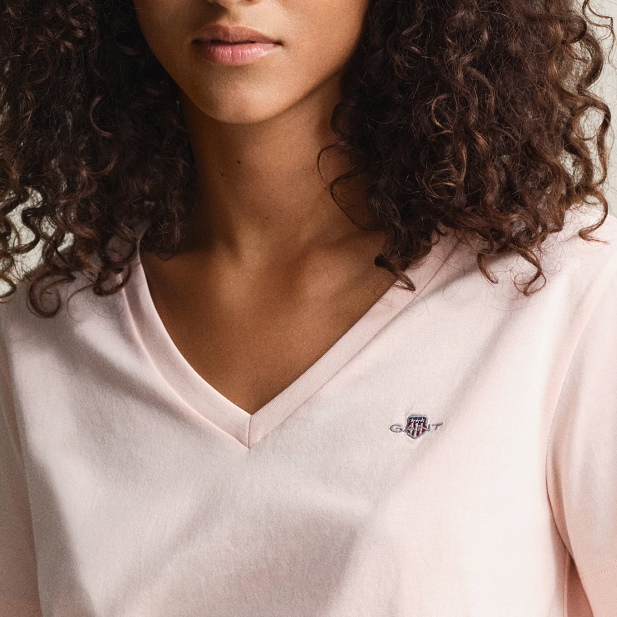 GANT Kadın Pembe V Yaka Regular Fit Logolu T-Shirt