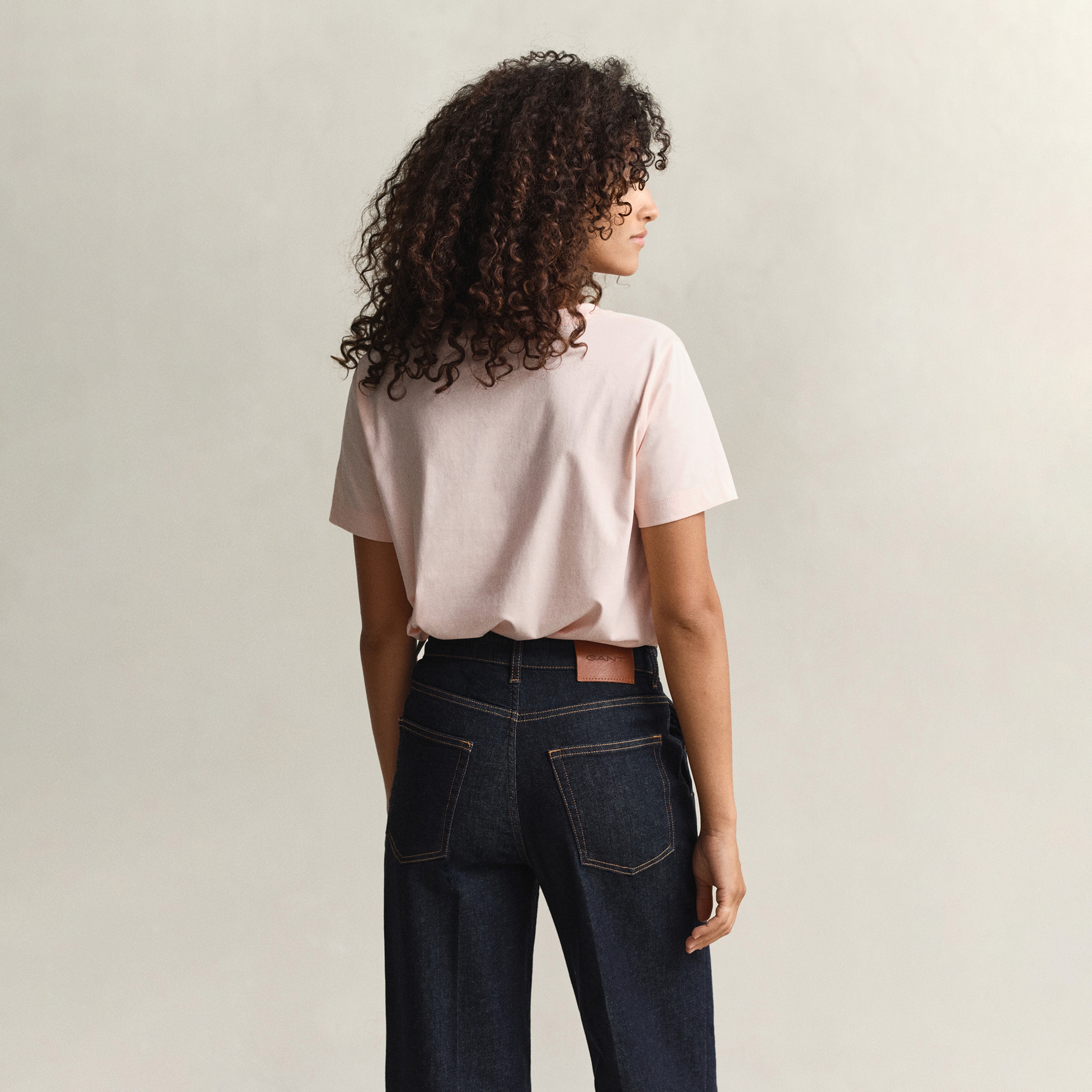 GANT Kadın Pembe V Yaka Regular Fit Logolu T-Shirt