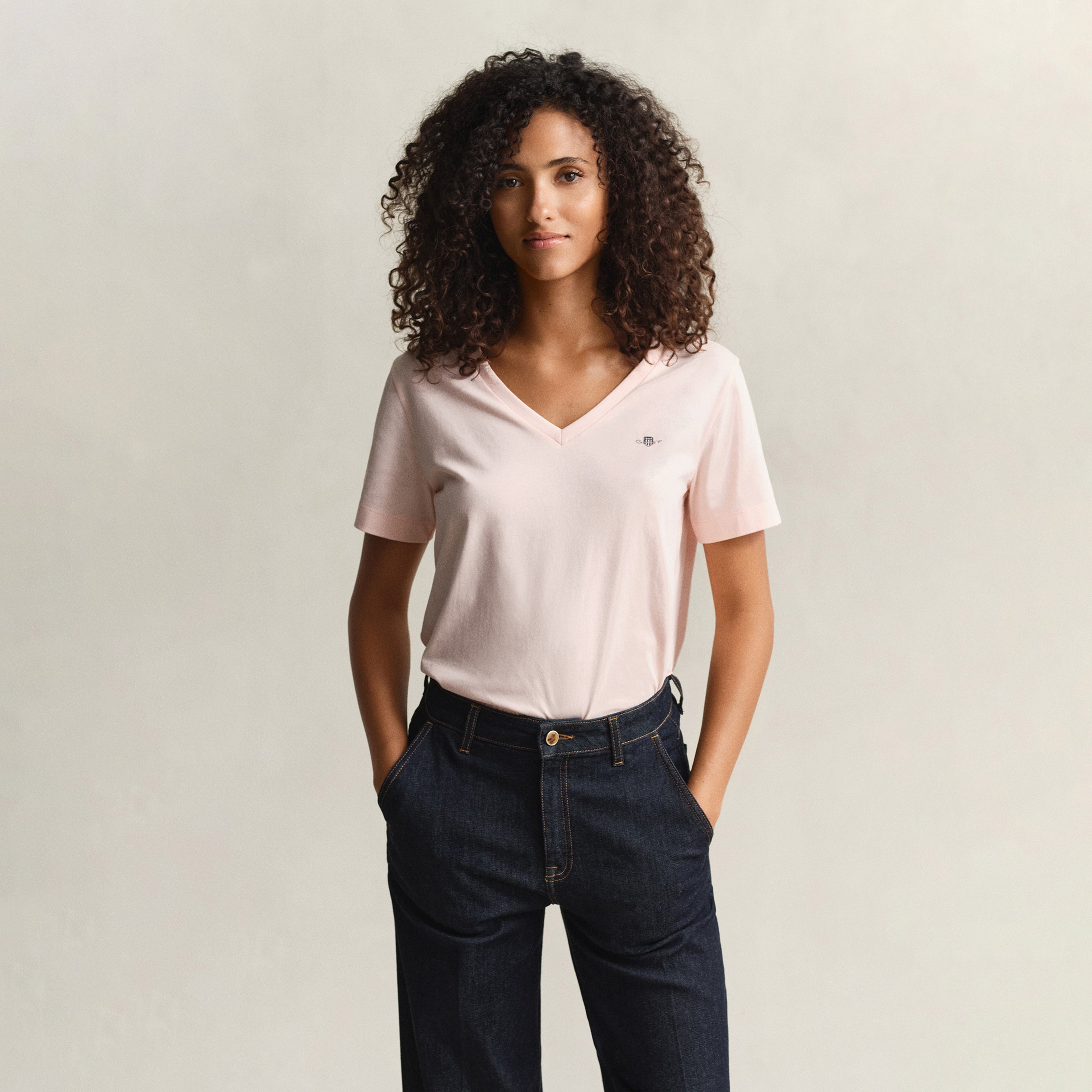 GANT Kadın Pembe V Yaka Regular Fit Logolu T-Shirt