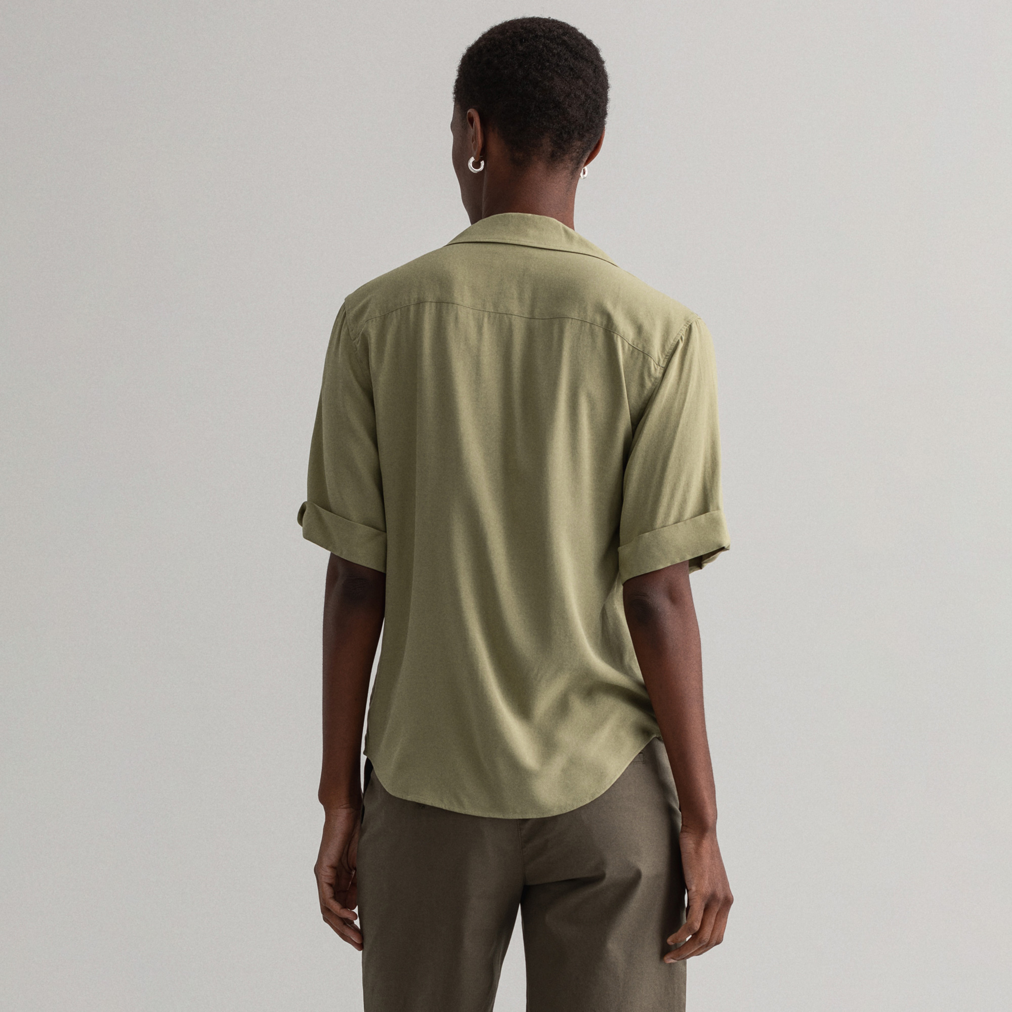 GANT Kadın Yeşil Relaxed Fit Klasik Yaka Lightweight Safari Gömlek