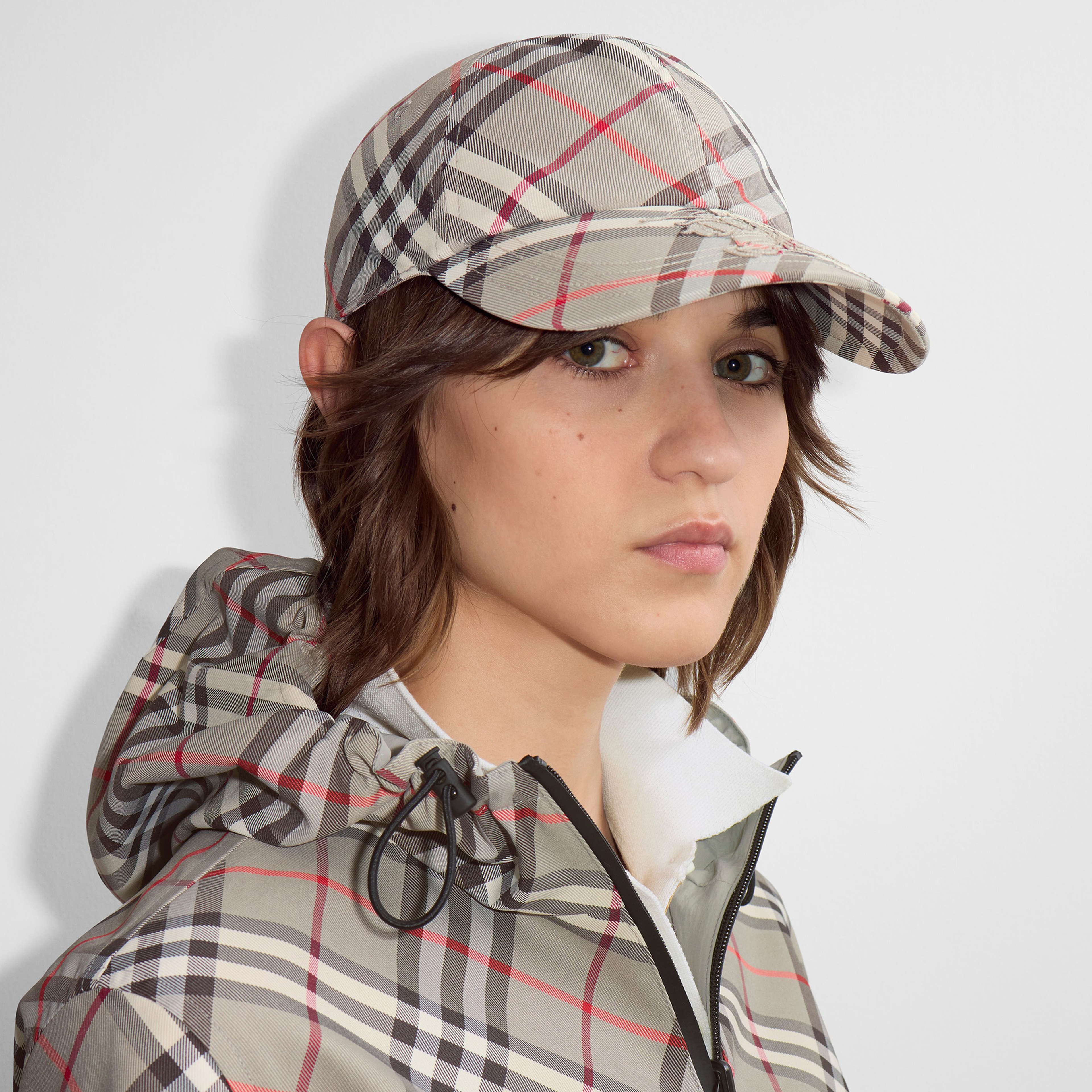 Burberry Kadın Gri Sapka