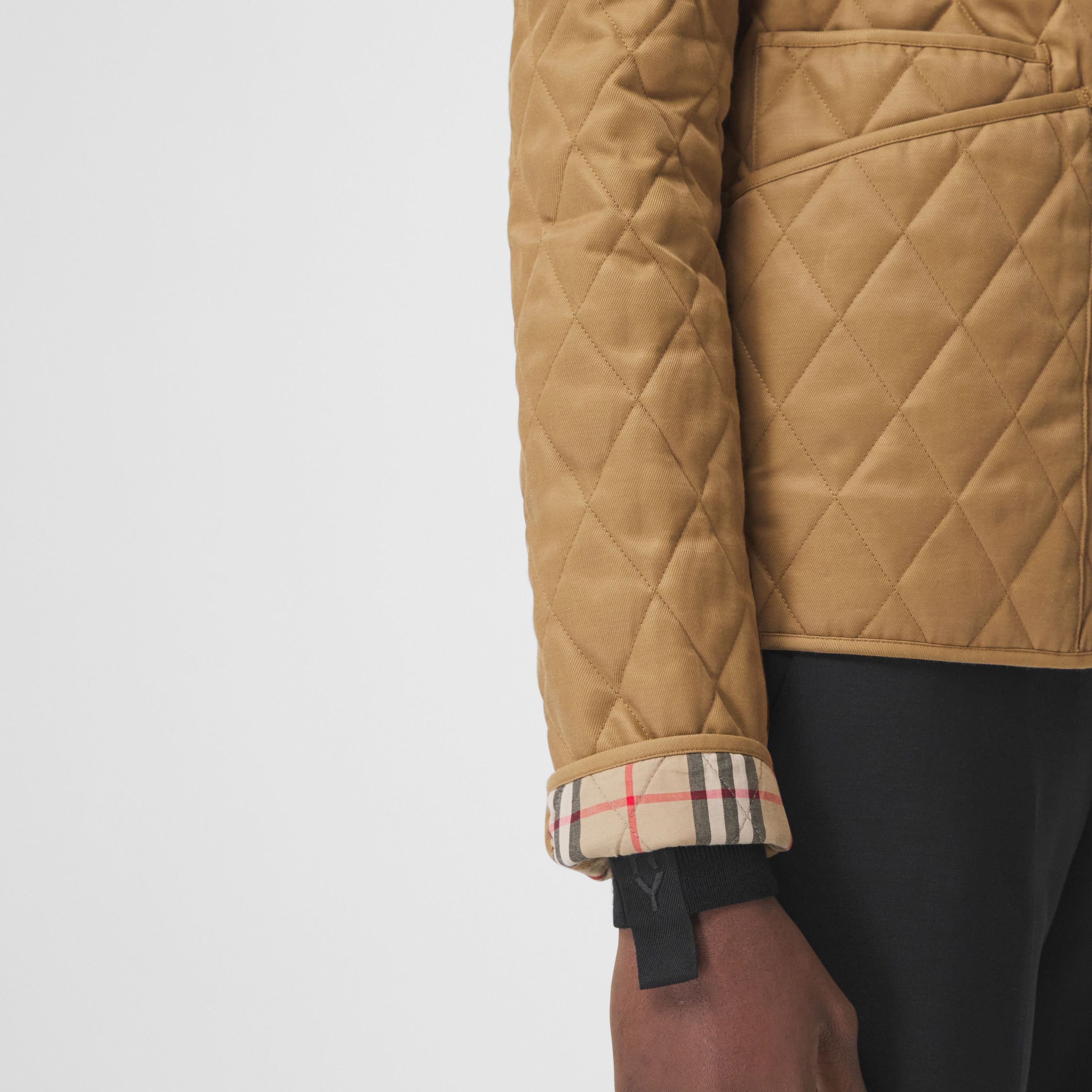 Burberry Dranefeld Corduroy Collar Diamond Quilted Kadın Bej Mont