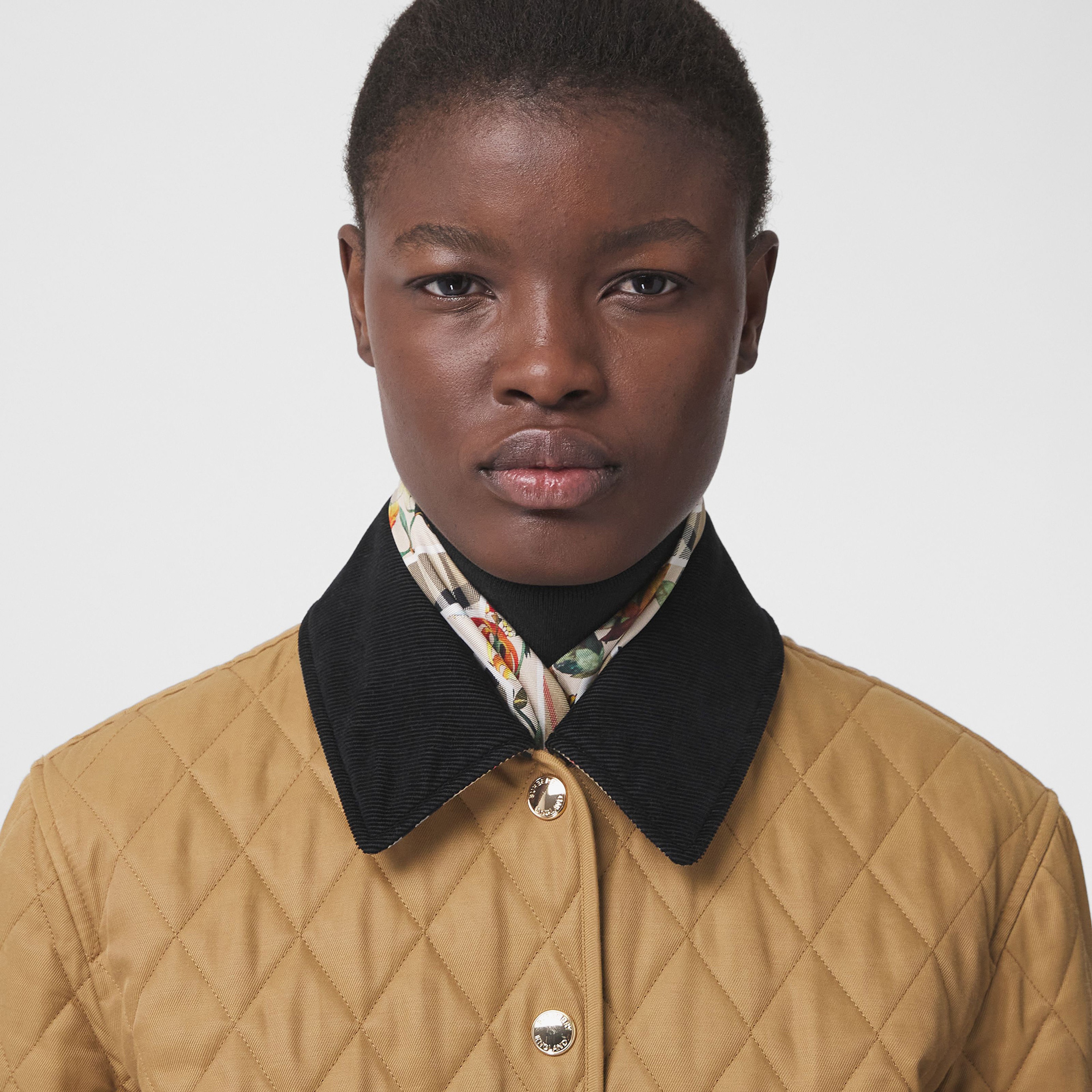 Burberry Dranefeld Corduroy Collar Diamond Quilted Kadın Bej Mont