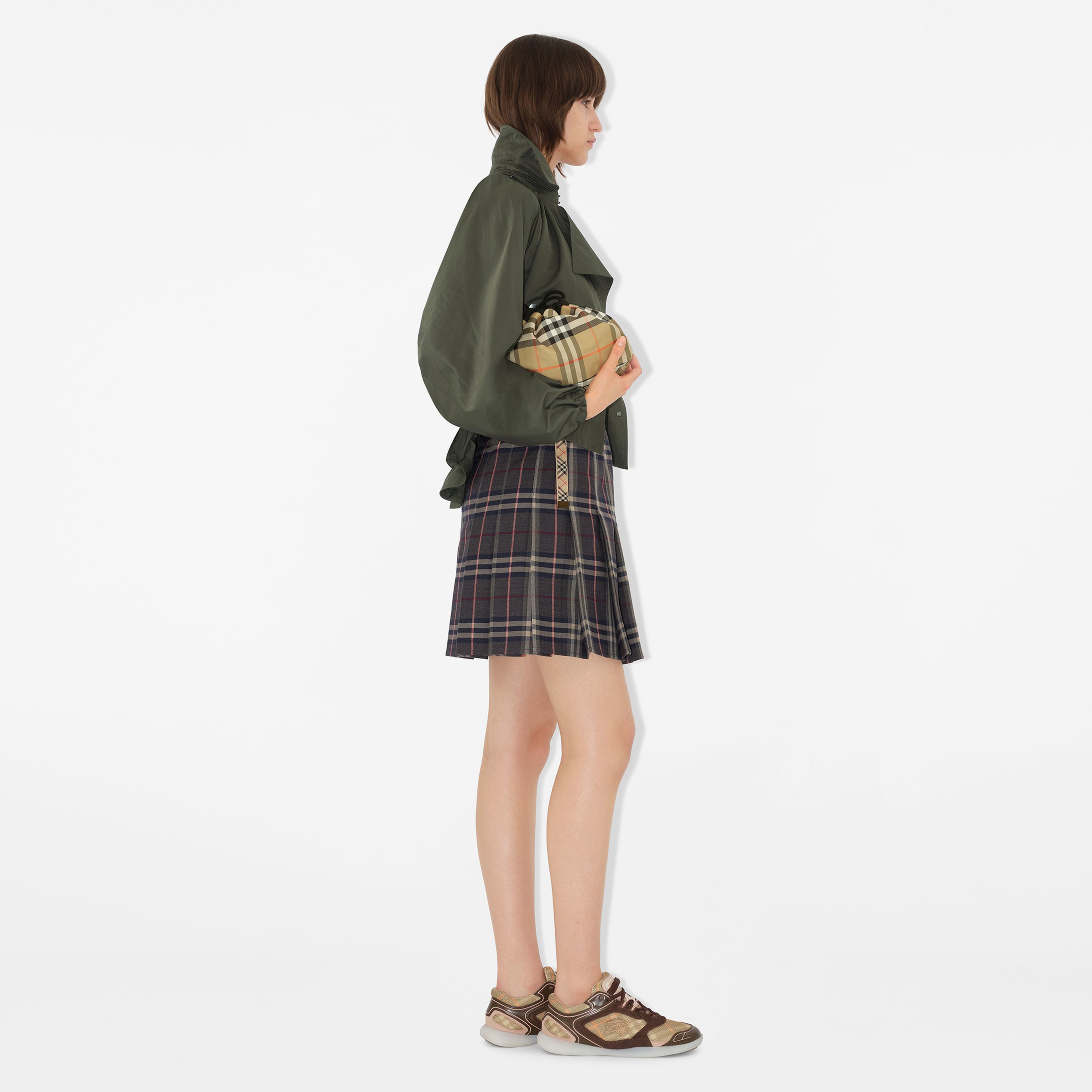 Burberry Reversible Horseshoe Drawstring Pouch Kadın Siyah Çanta
