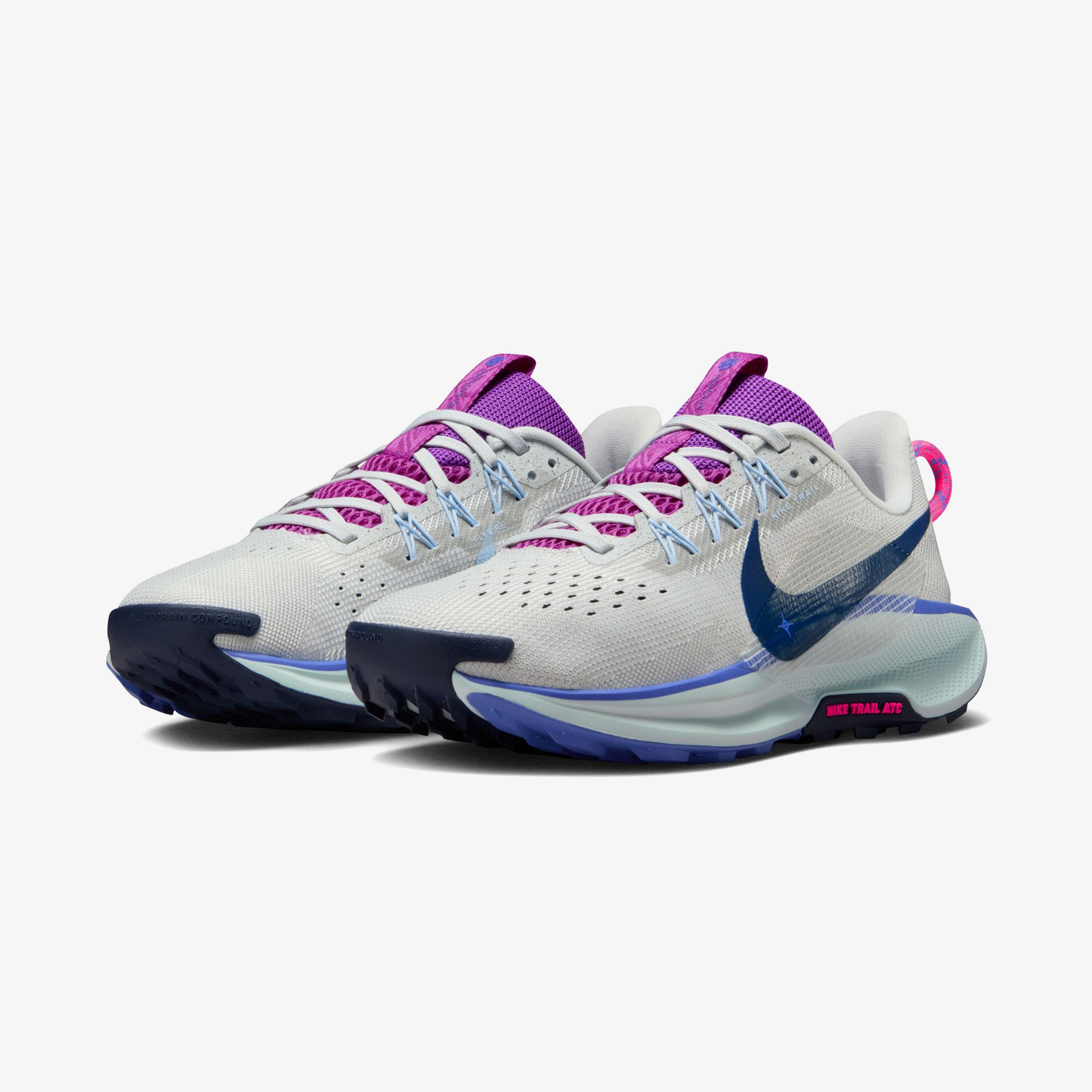 Nike Pegasus Trail 5 Kadın Gri Koşu Ayakkabısı