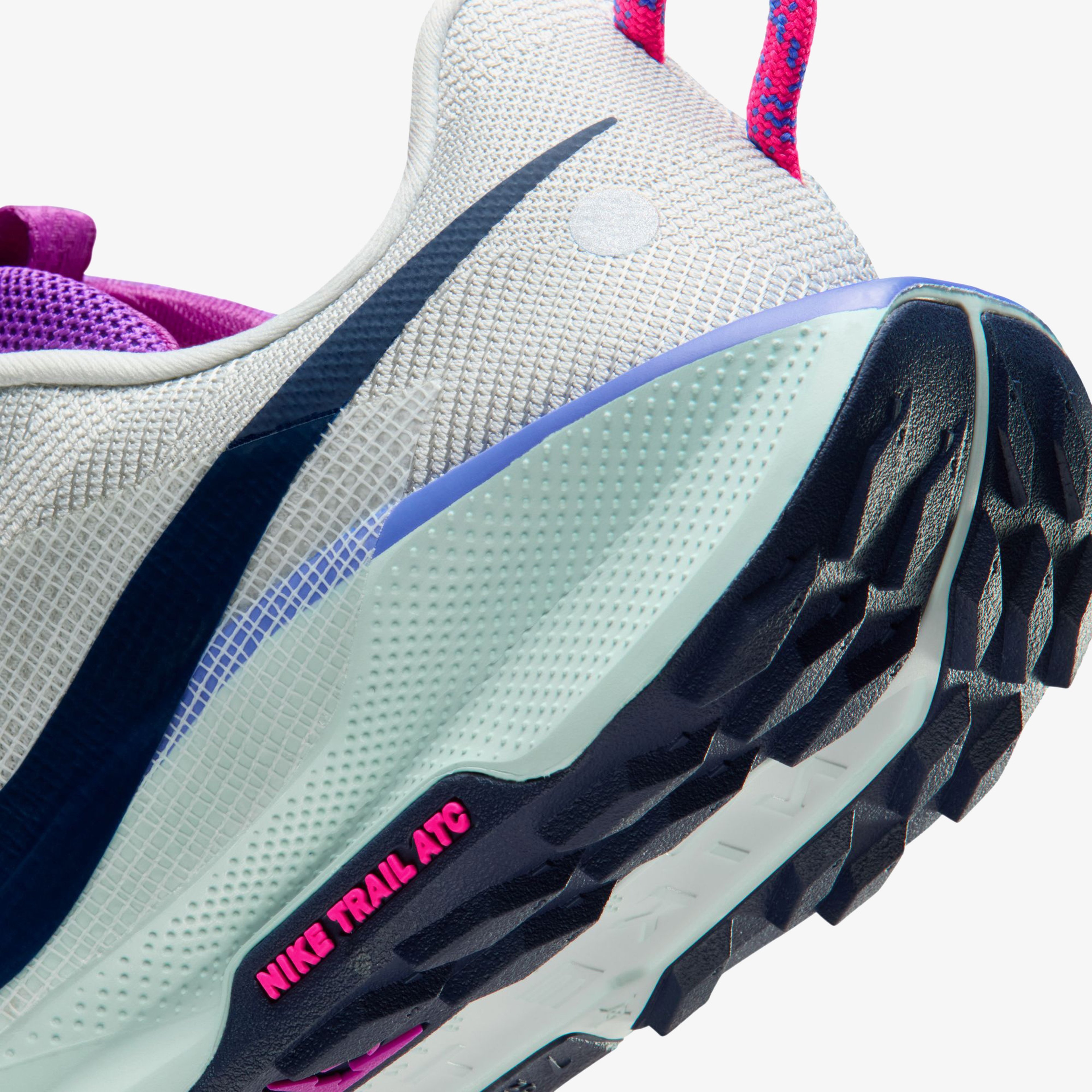 Nike Pegasus Trail 5 Kadın Gri Koşu Ayakkabısı