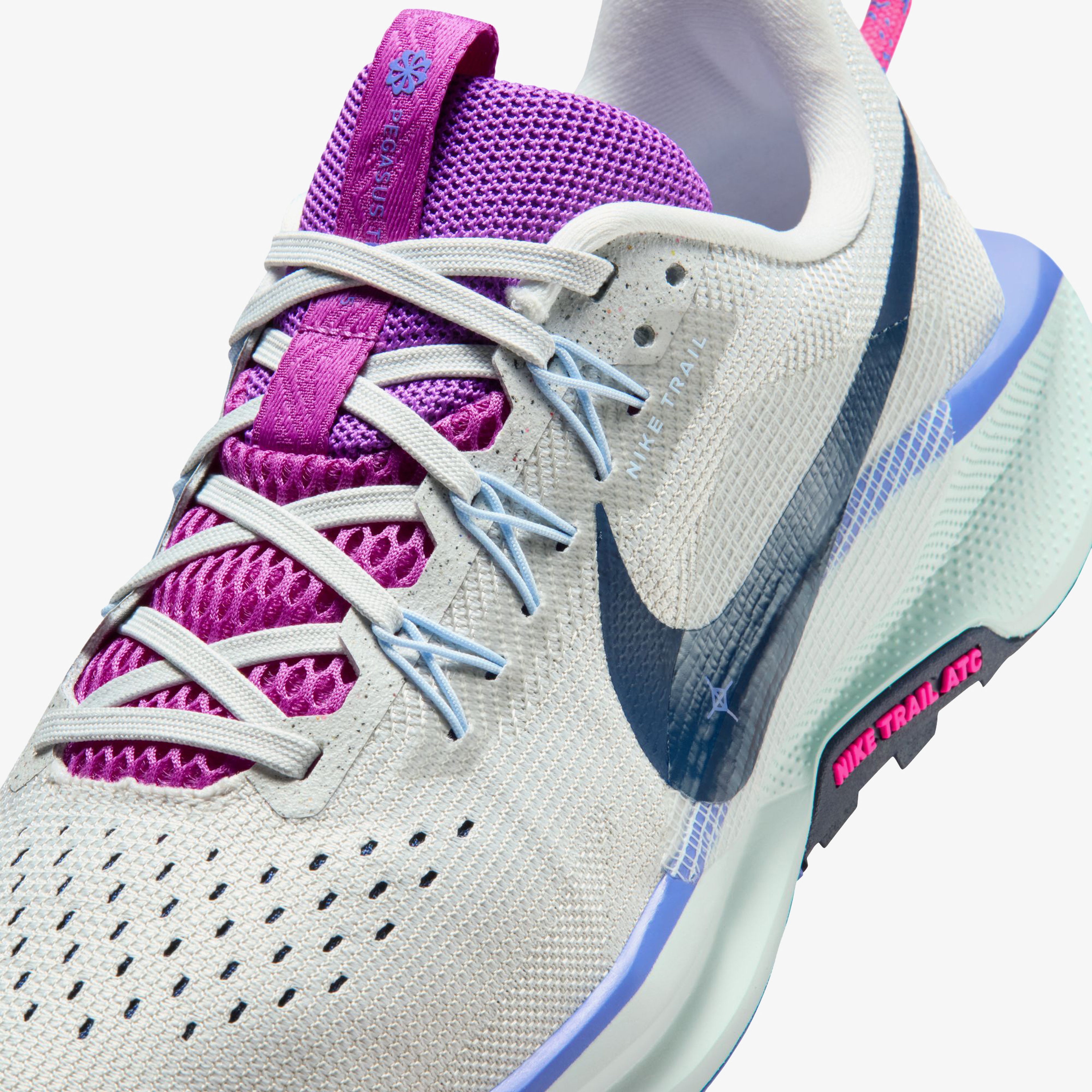 Nike Pegasus Trail 5 Kadın Gri Koşu Ayakkabısı