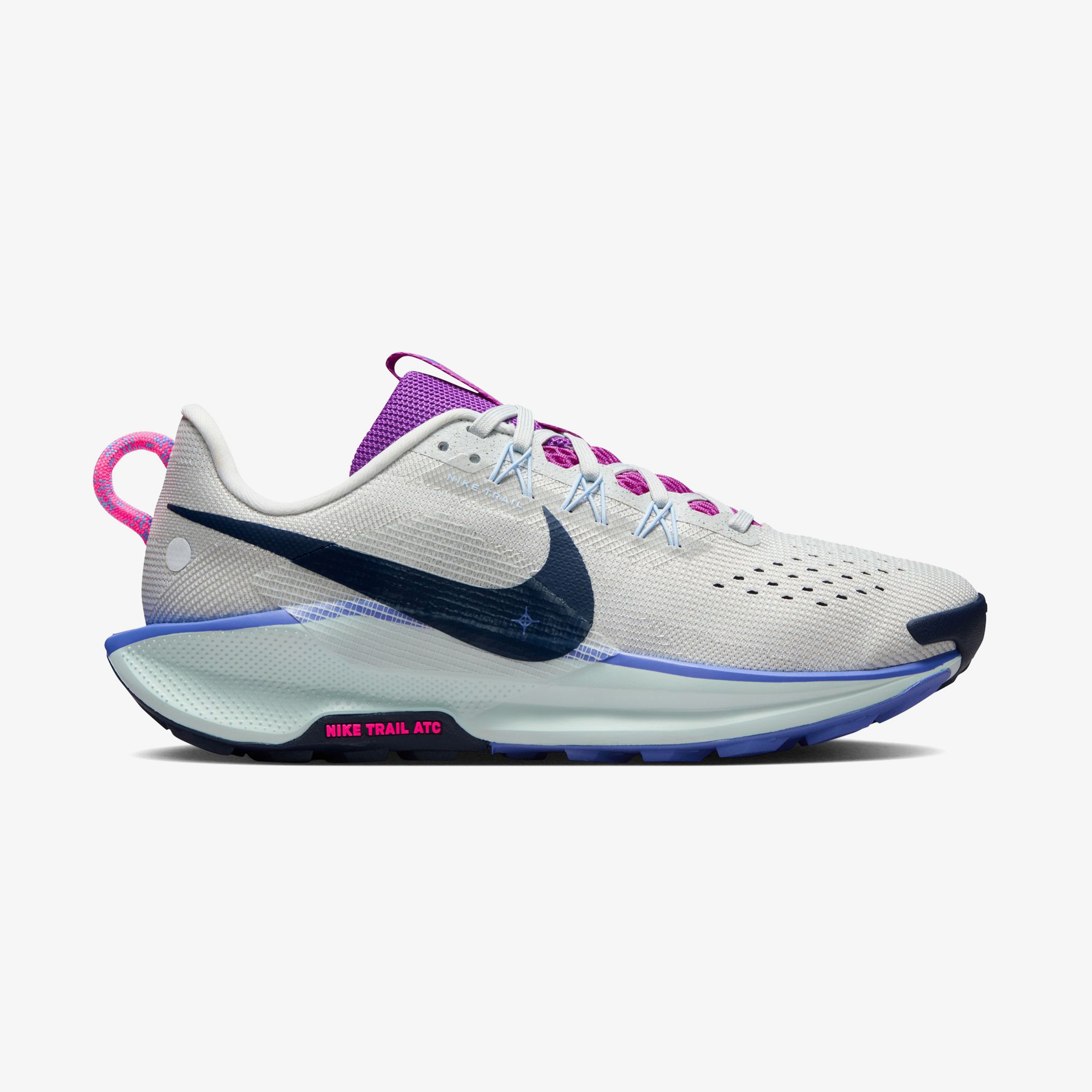 Nike Pegasus Trail 5 Kadın Gri Koşu Ayakkabısı