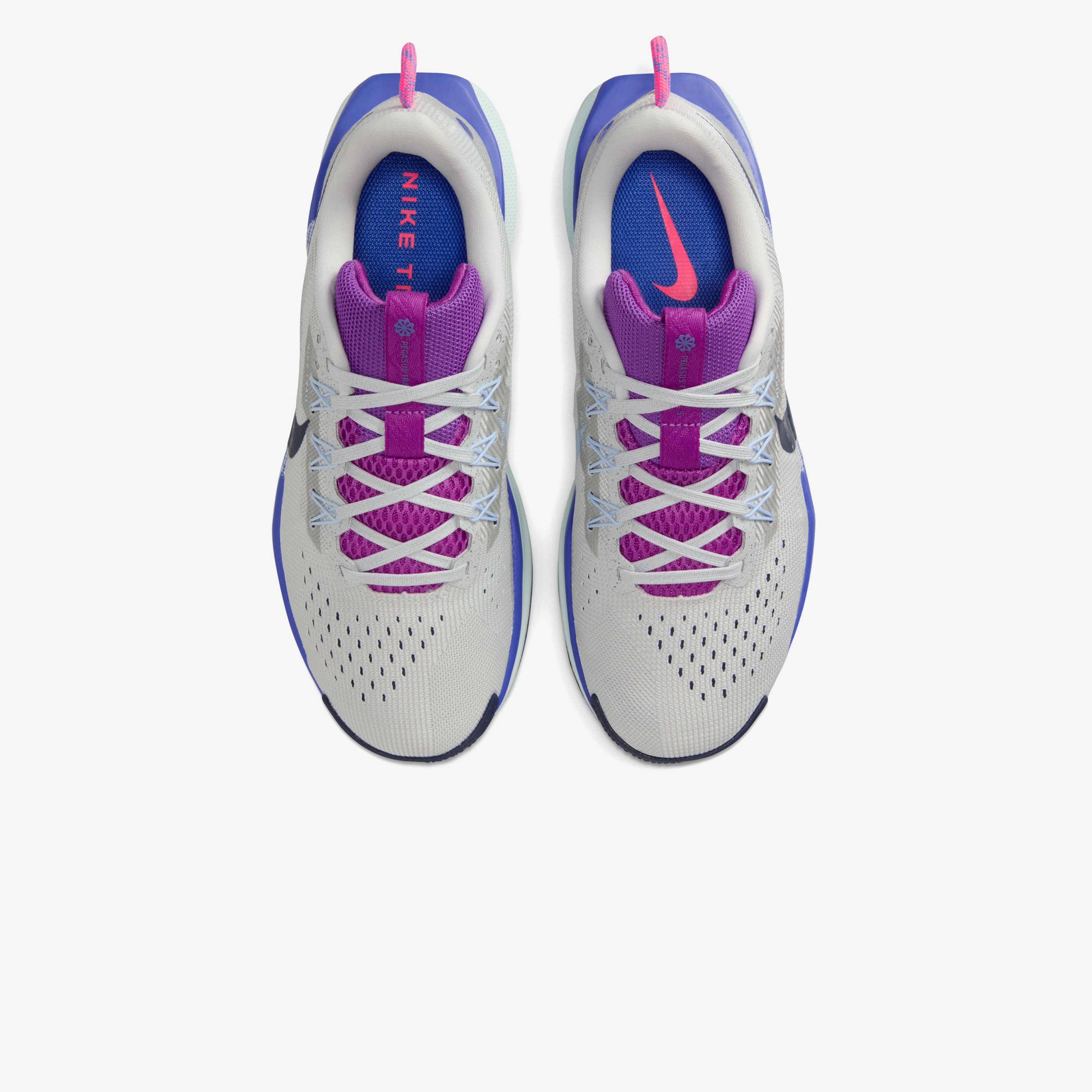 Nike Pegasus Trail 5 Kadın Gri Koşu Ayakkabısı