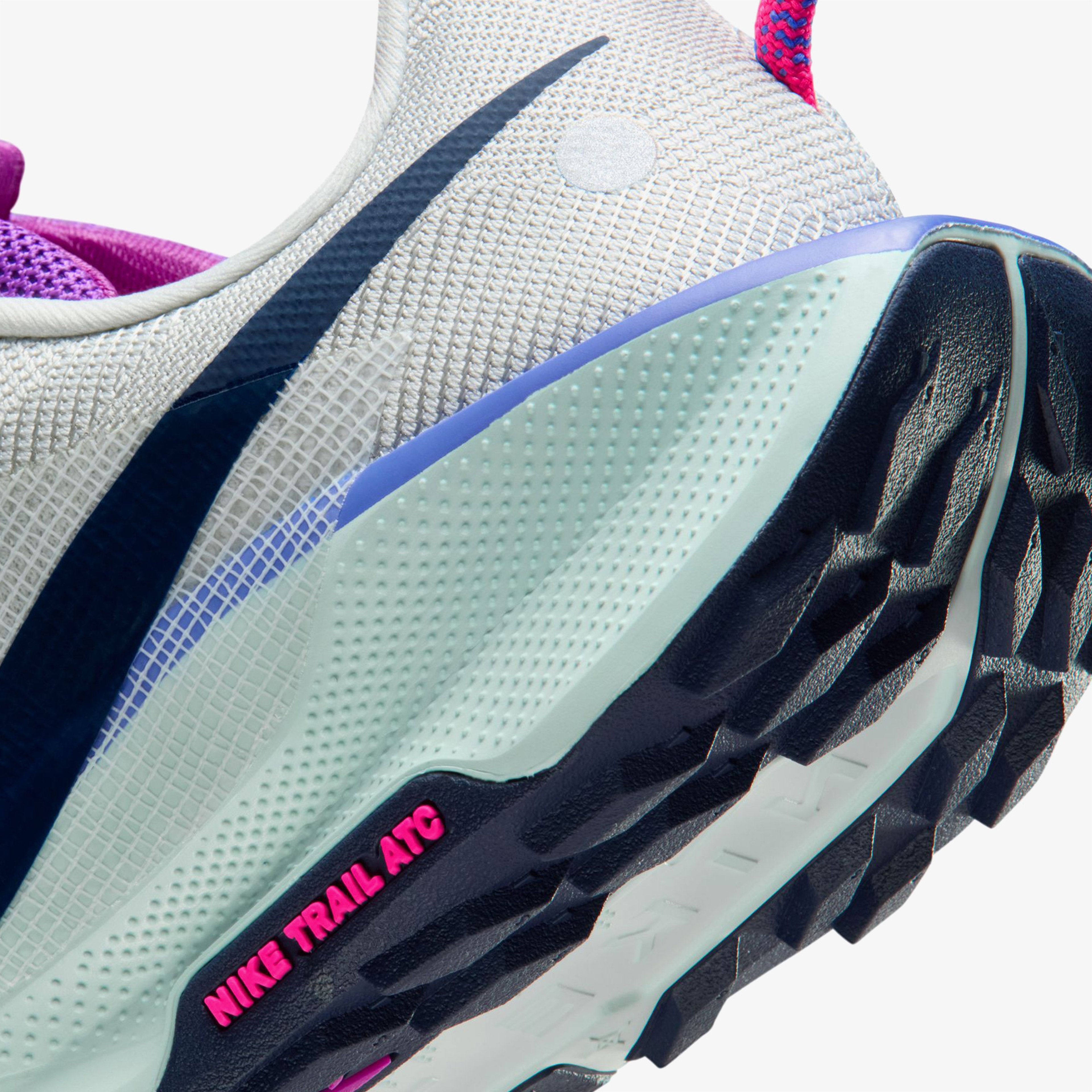 Nike Pegasus Trail 5 Kadın Gri Koşu Ayakkabısı