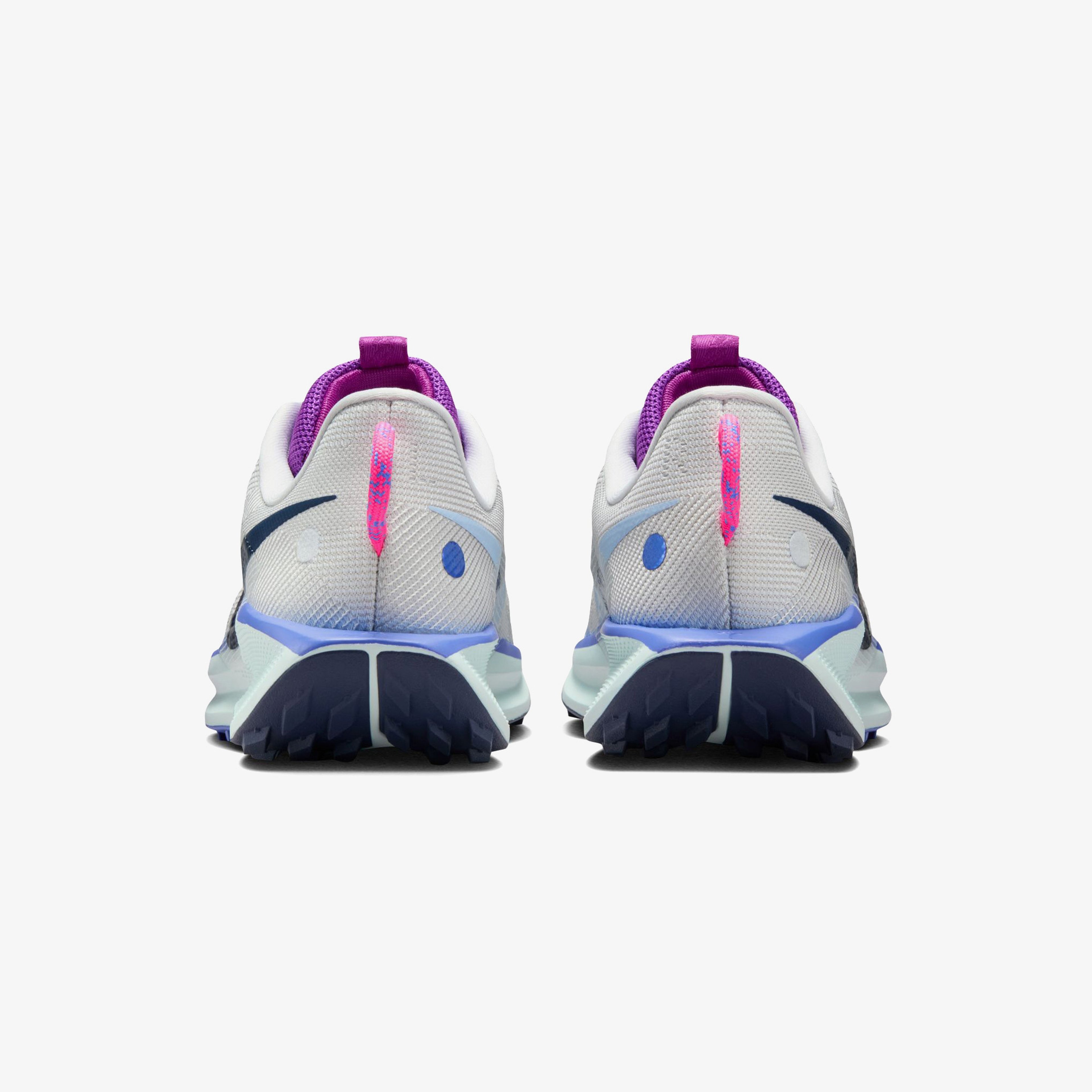 Nike Pegasus Trail 5 Kadın Gri Koşu Ayakkabısı