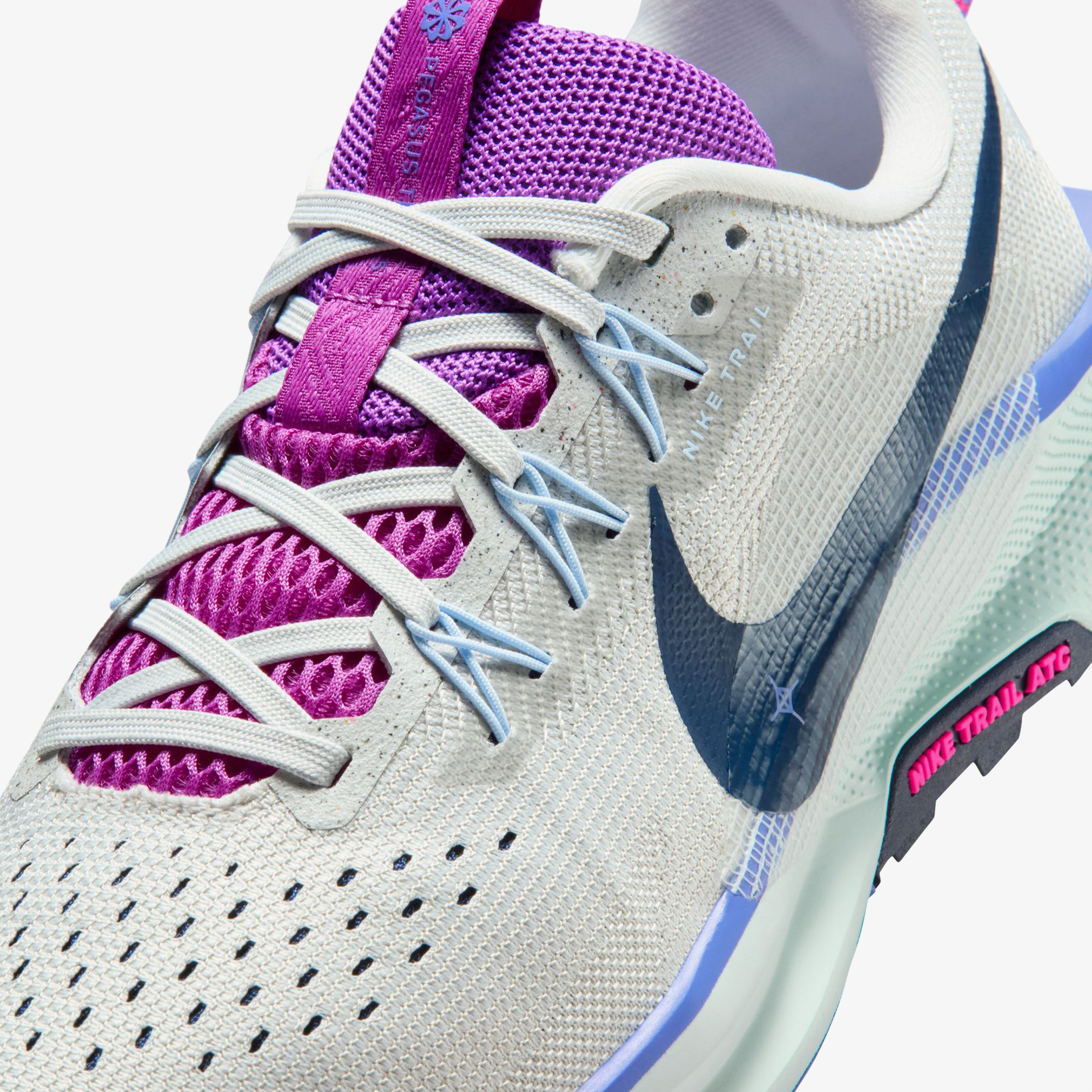 Nike Pegasus Trail 5 Kadın Gri Koşu Ayakkabısı