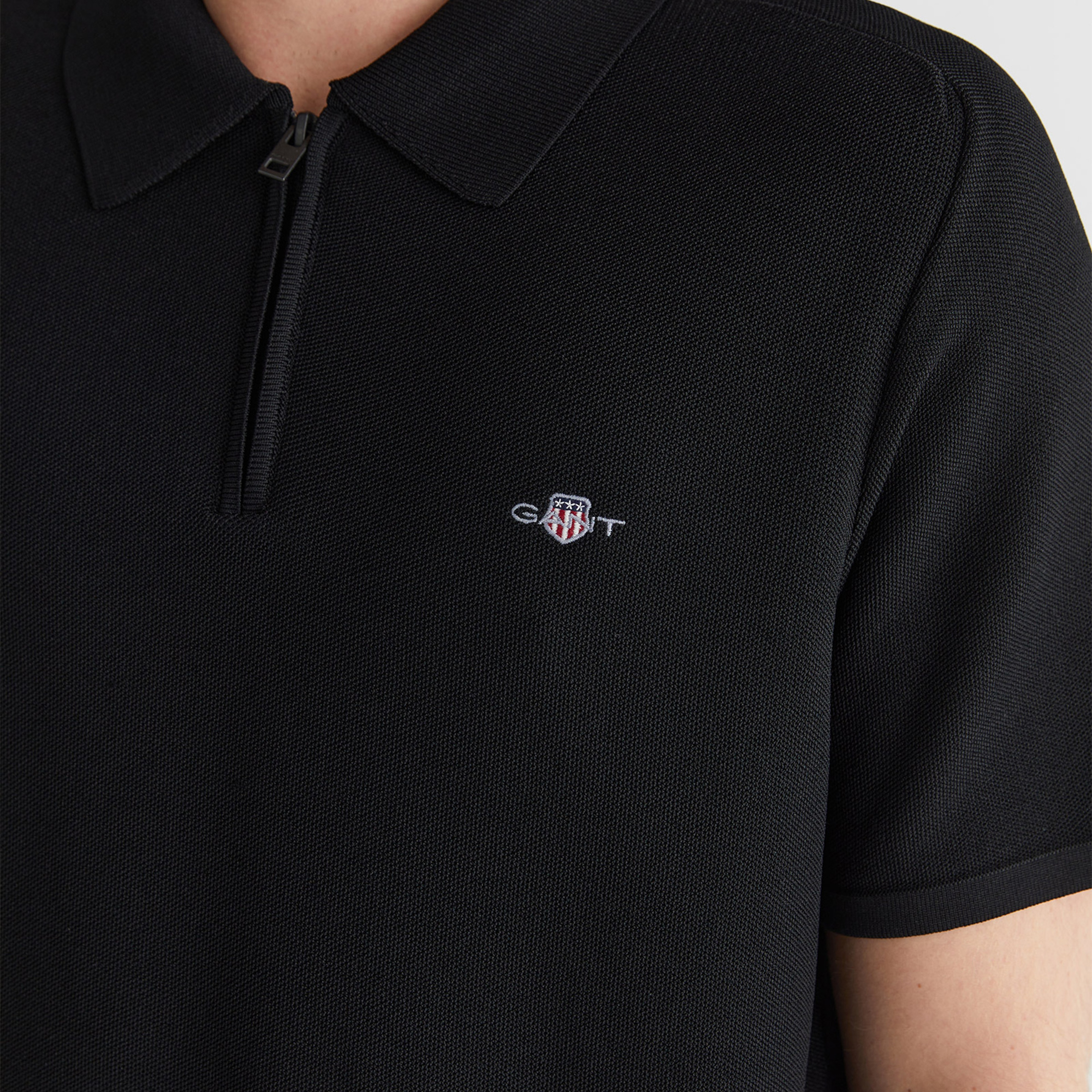 GANT Erkek Siyah Regular Fit Yarım Fermuarlı Kısa Kollu T-Shirt