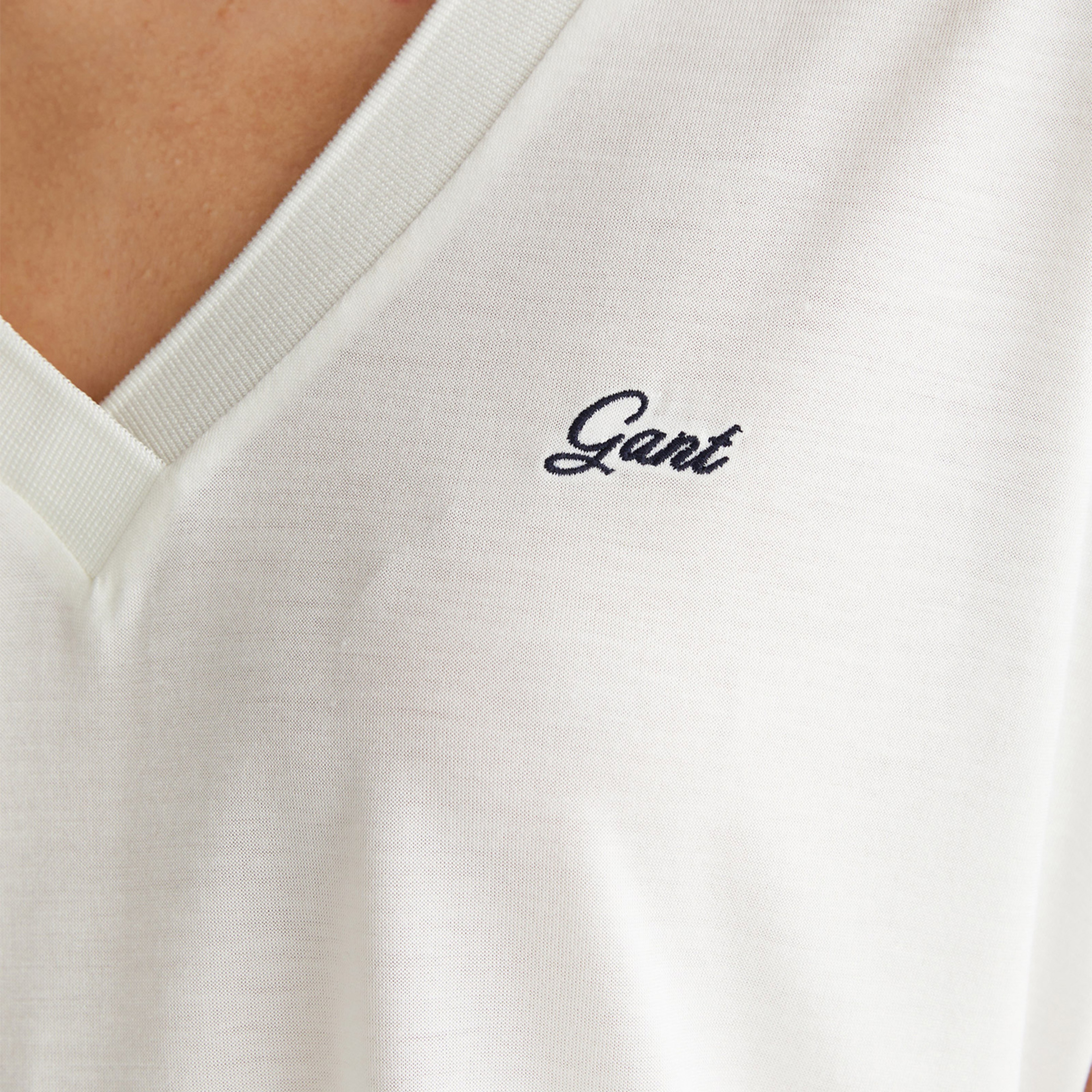 GANT Kadın Beyaz V Yaka Regular Fit T-Shirt
