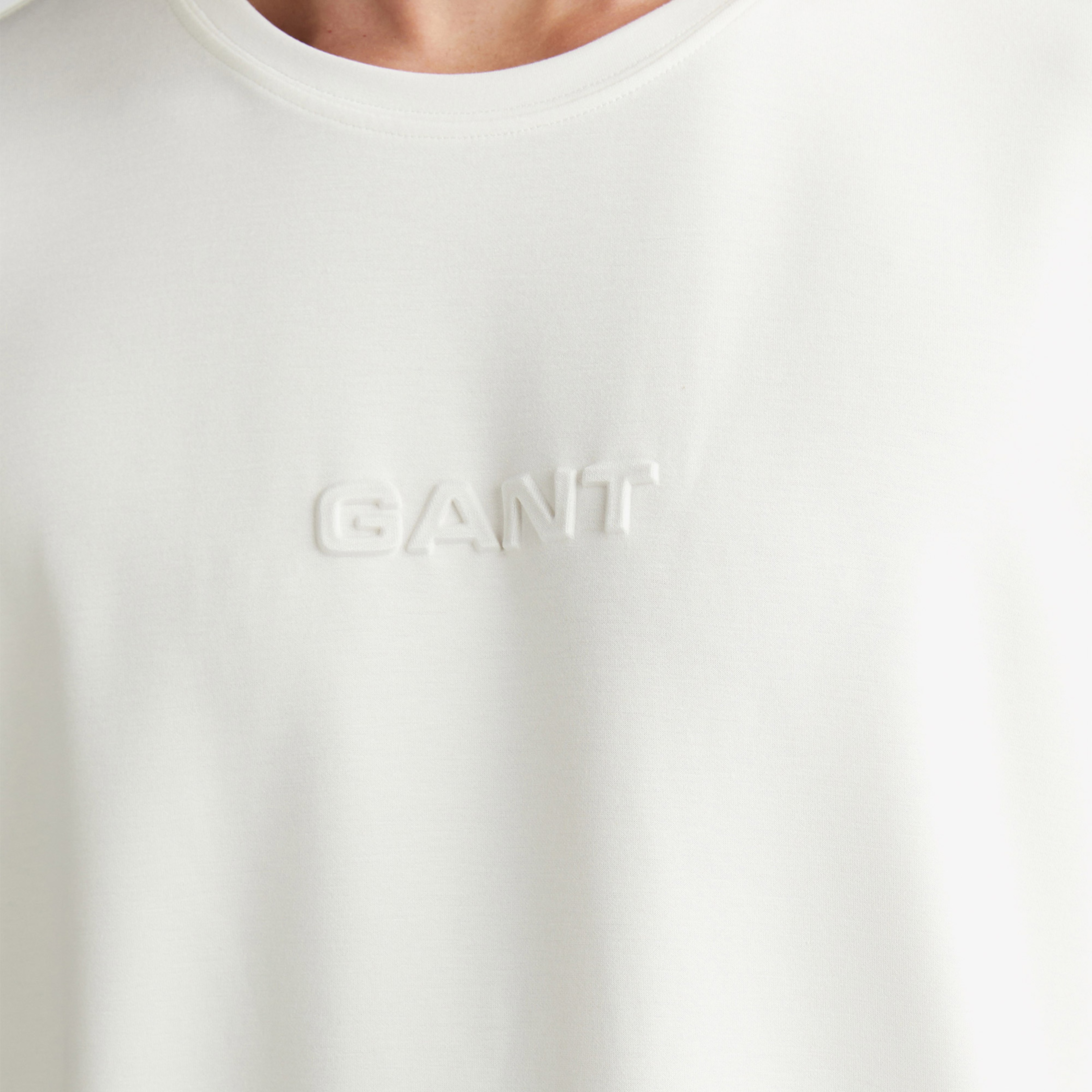 Emboss c-neck t-shirt