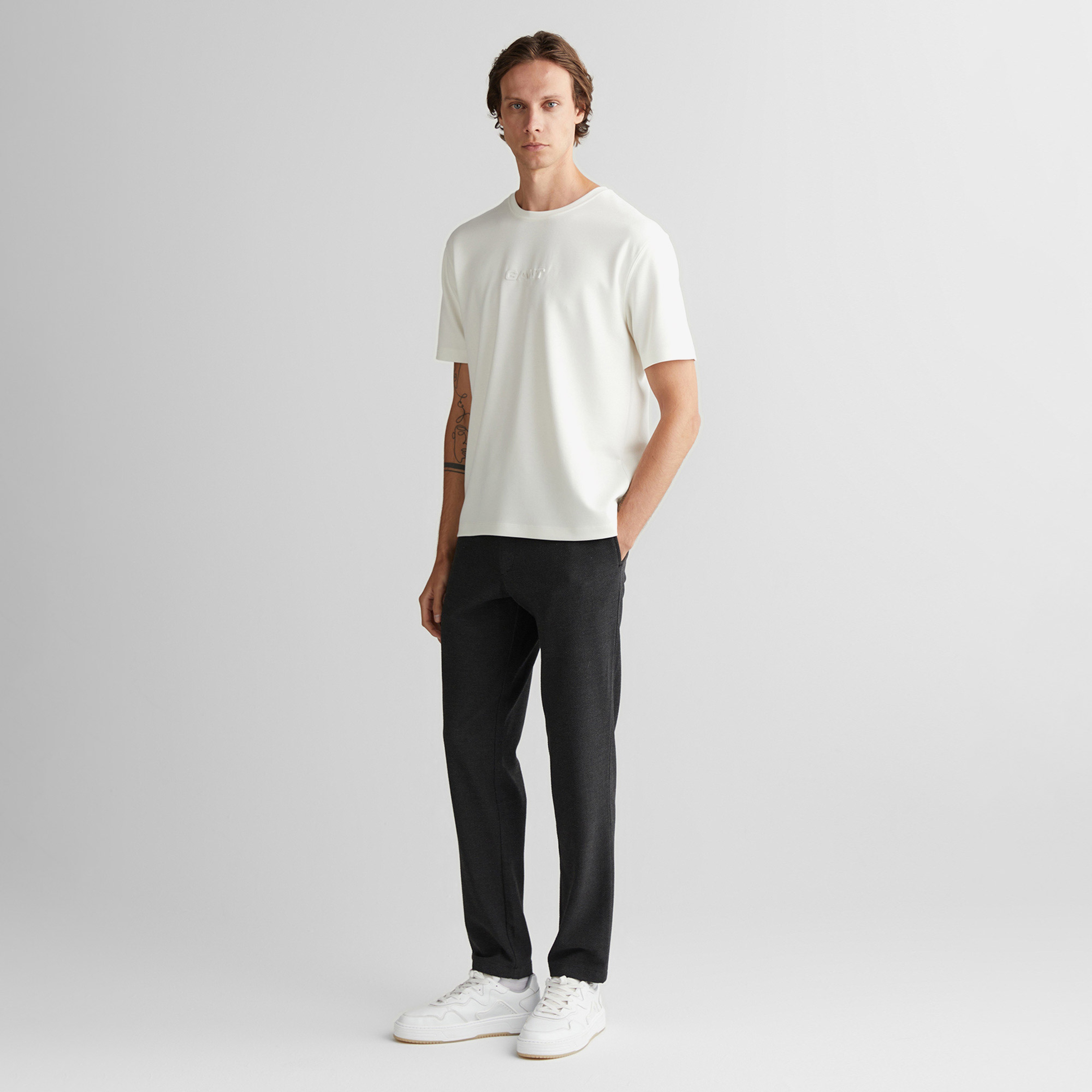 Emboss c-neck t-shirt