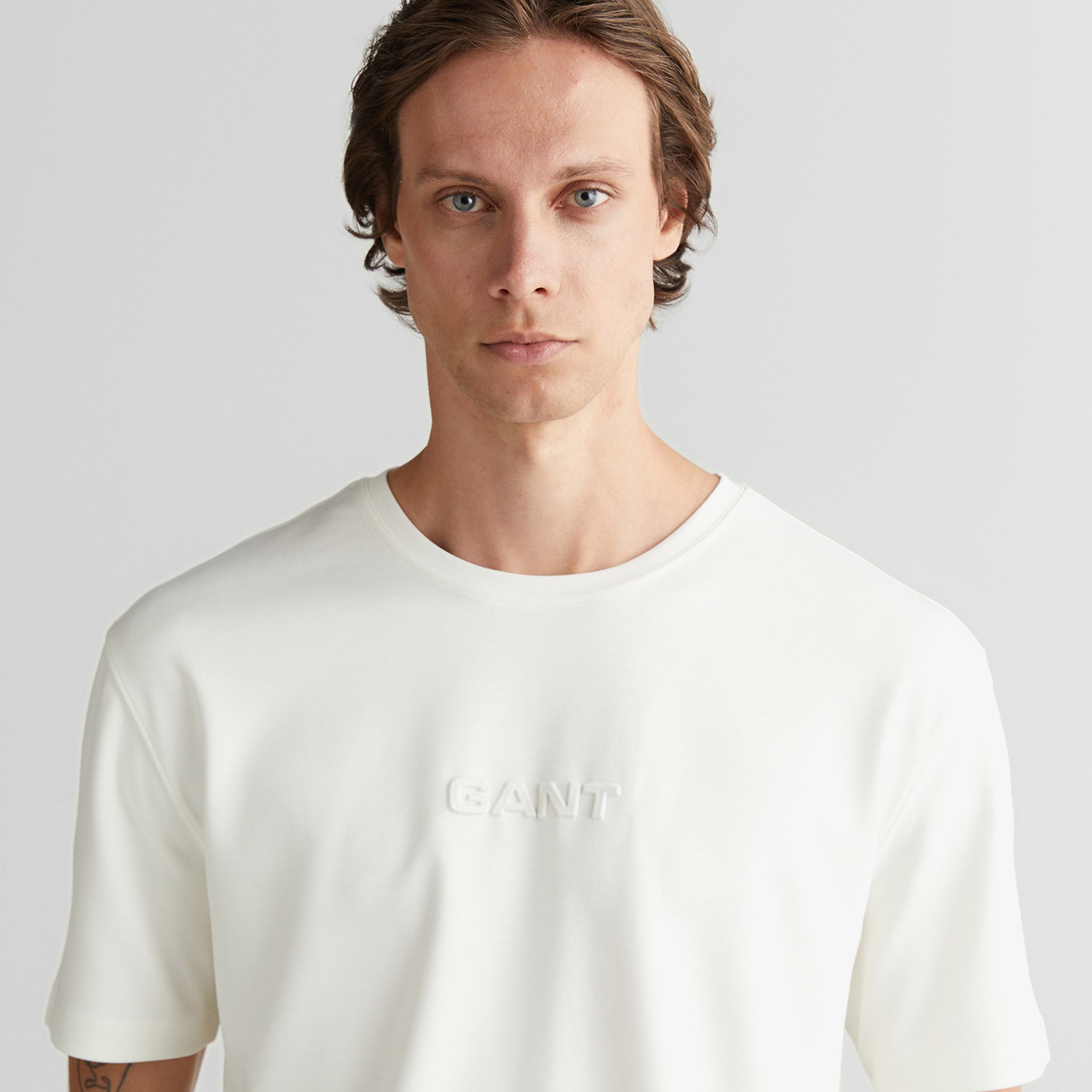 Emboss c-neck t-shirt