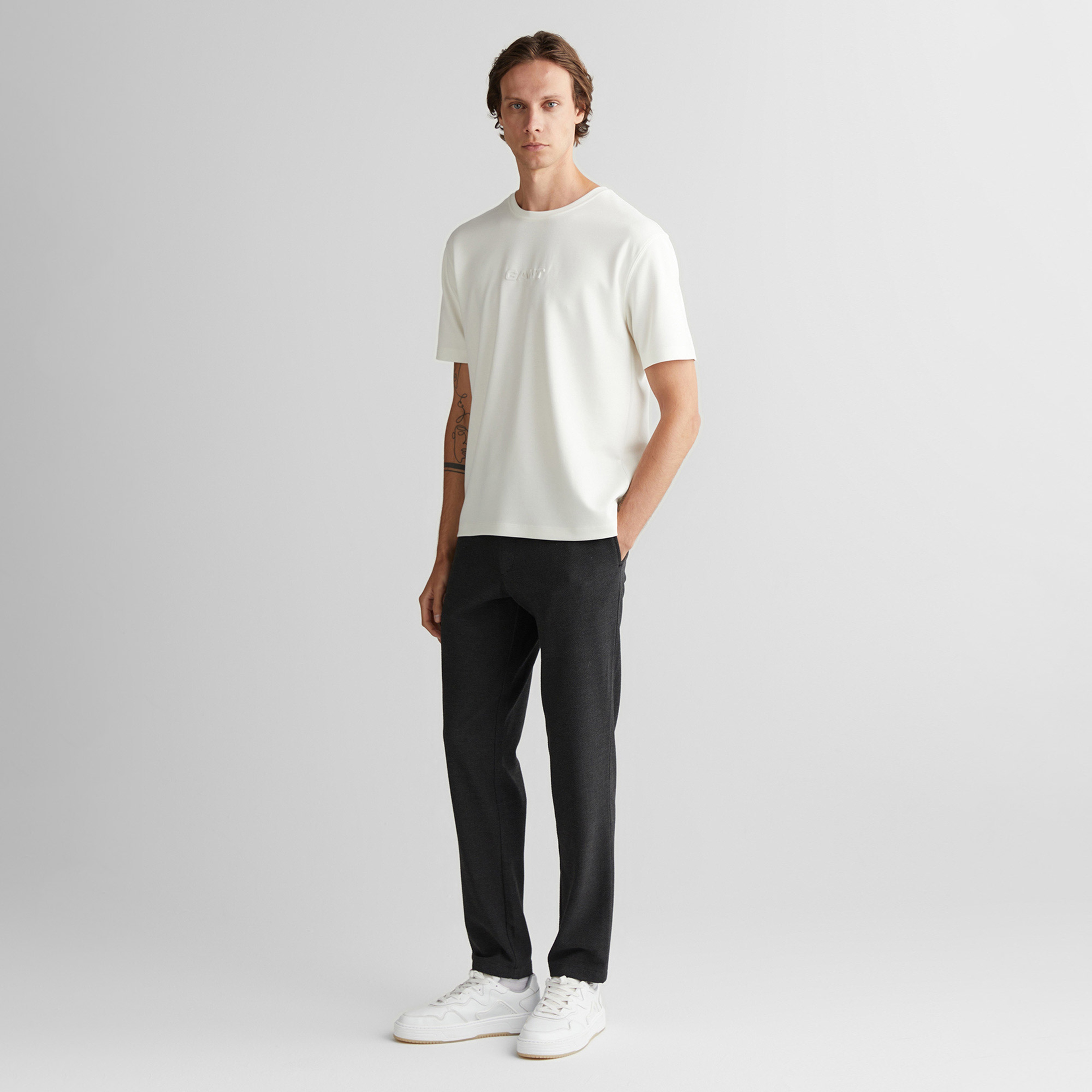 Emboss c-neck t-shirt