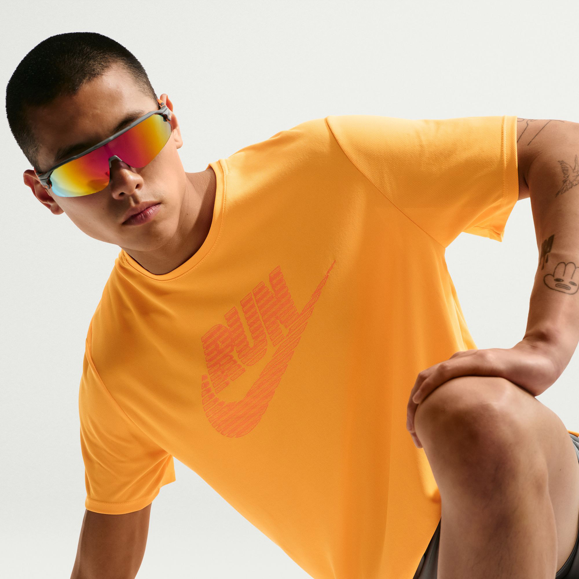 Nike Dri-FIT Miler Erkek Turuncu Koşu T-Shirt