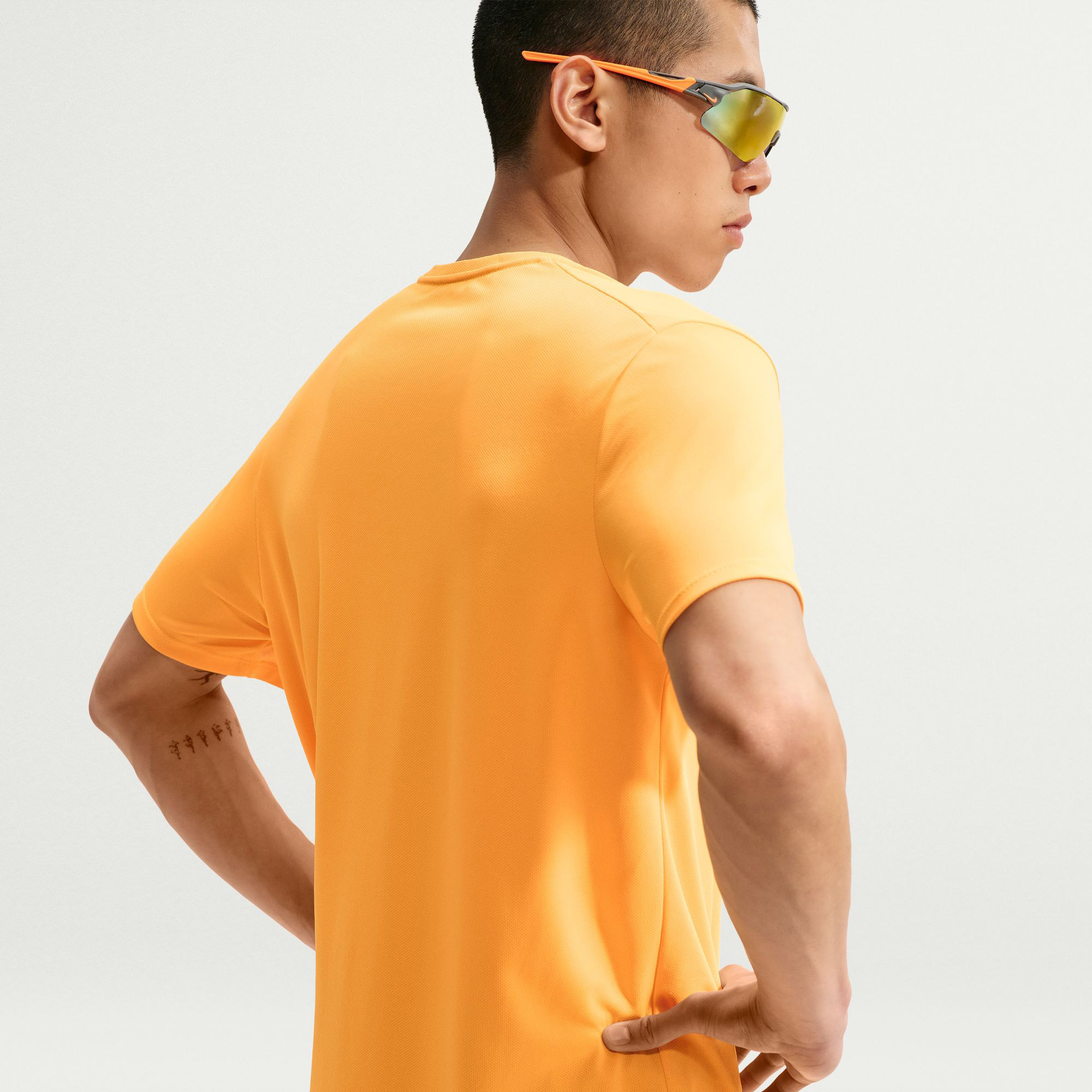 Nike Dri-FIT Miler Erkek Turuncu Koşu T-Shirt