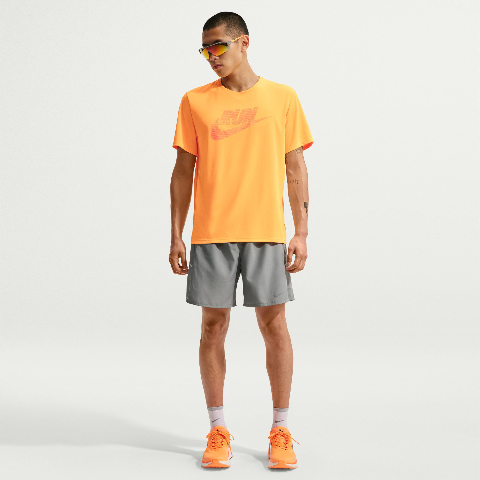 Nike Dri-FIT Miler Erkek Turuncu Koşu T-Shirt