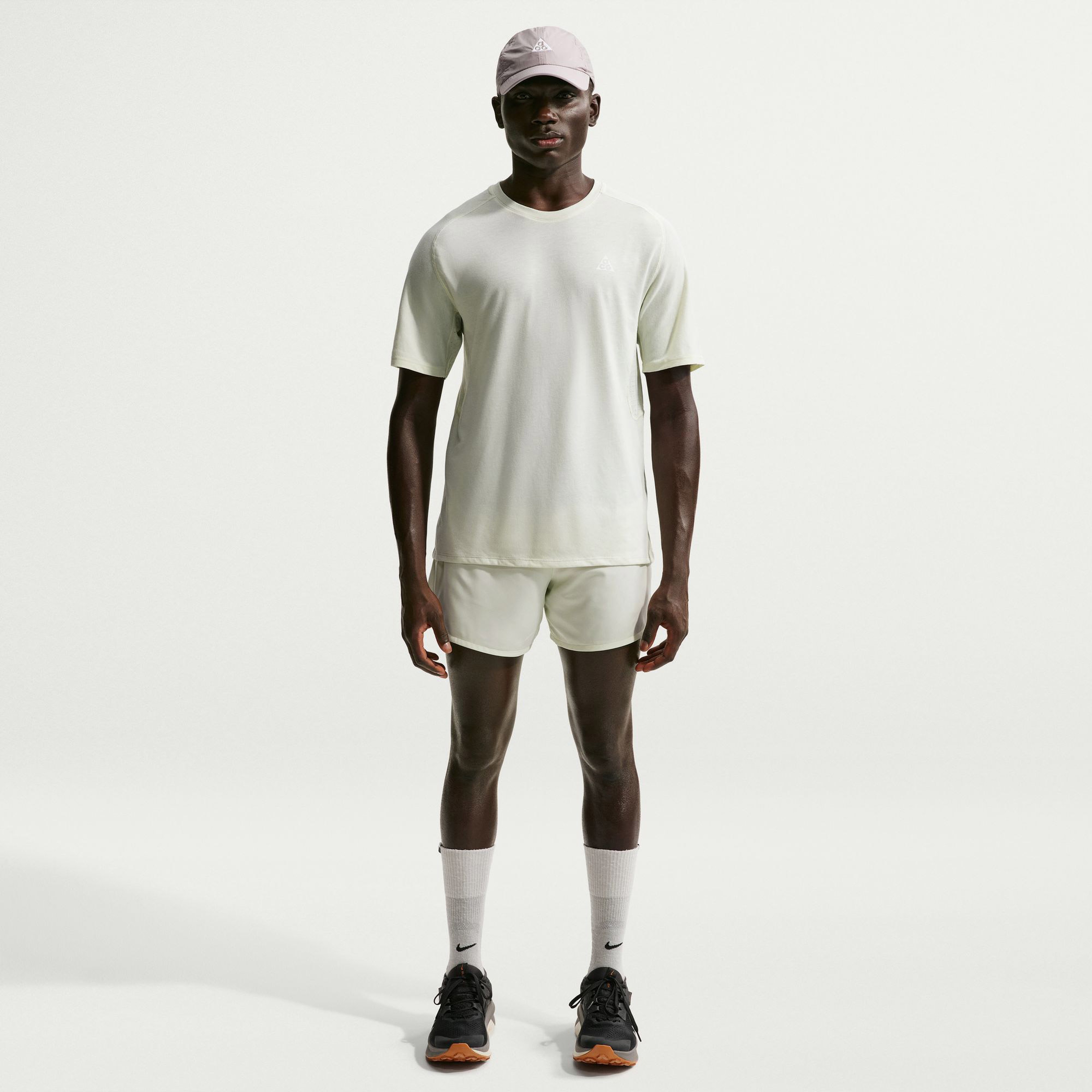 Nike Dri-FIT Acg Chinati Solar Chase Erkek Krem Koşu T-Shirt