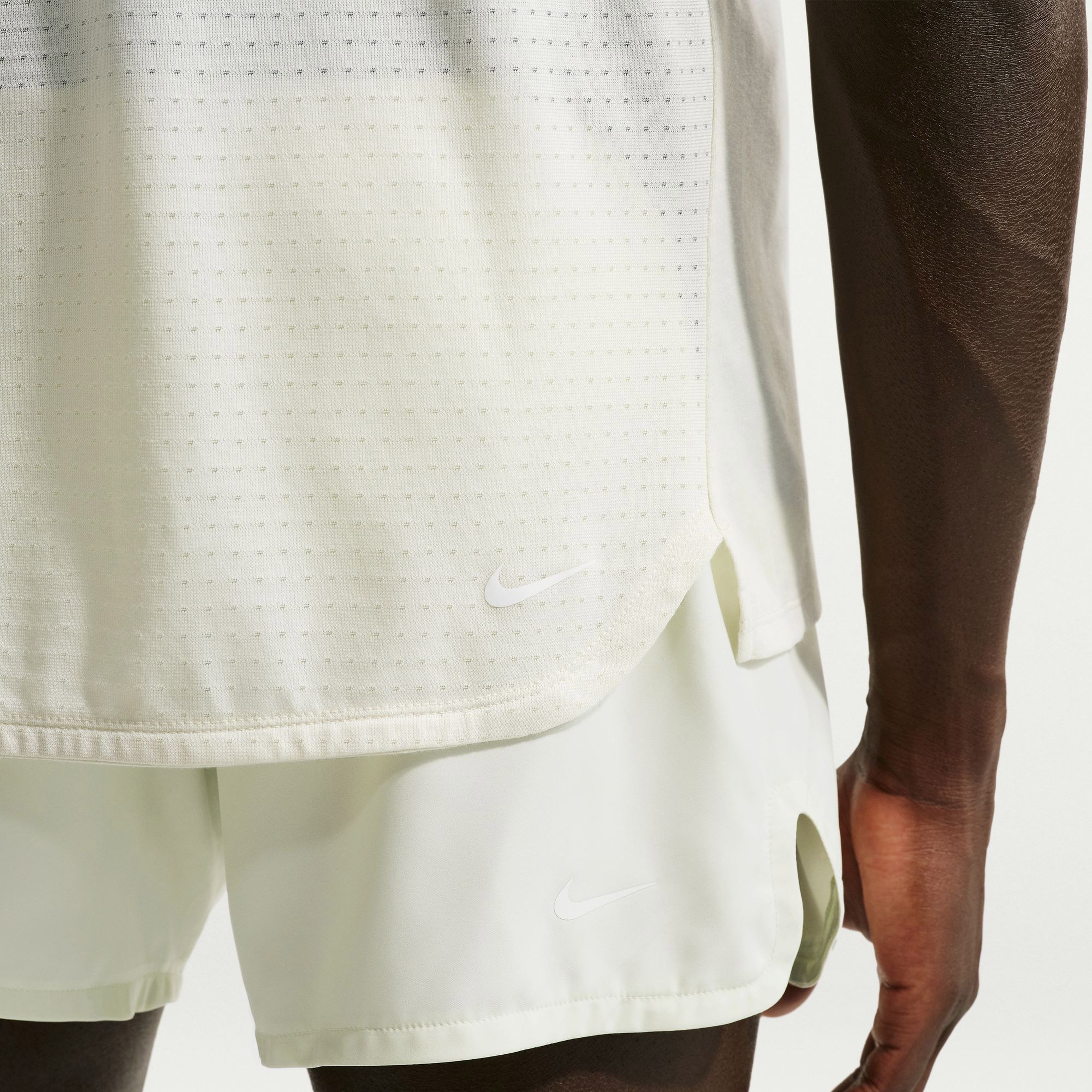 Nike Dri-FIT Acg Chinati Solar Chase Erkek Krem Koşu T-Shirt