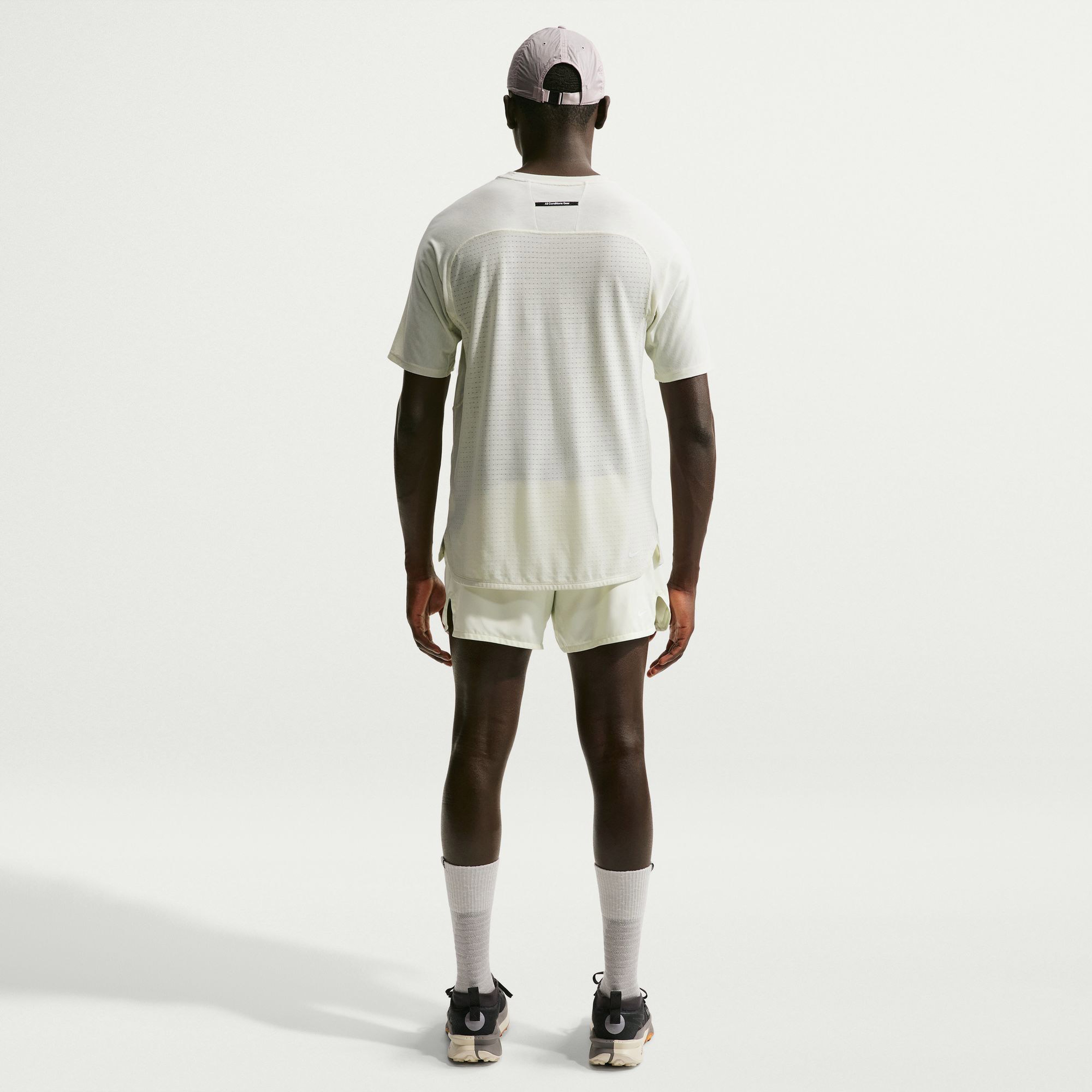 Nike Dri-FIT Acg Chinati Solar Chase Erkek Krem Koşu T-Shirt