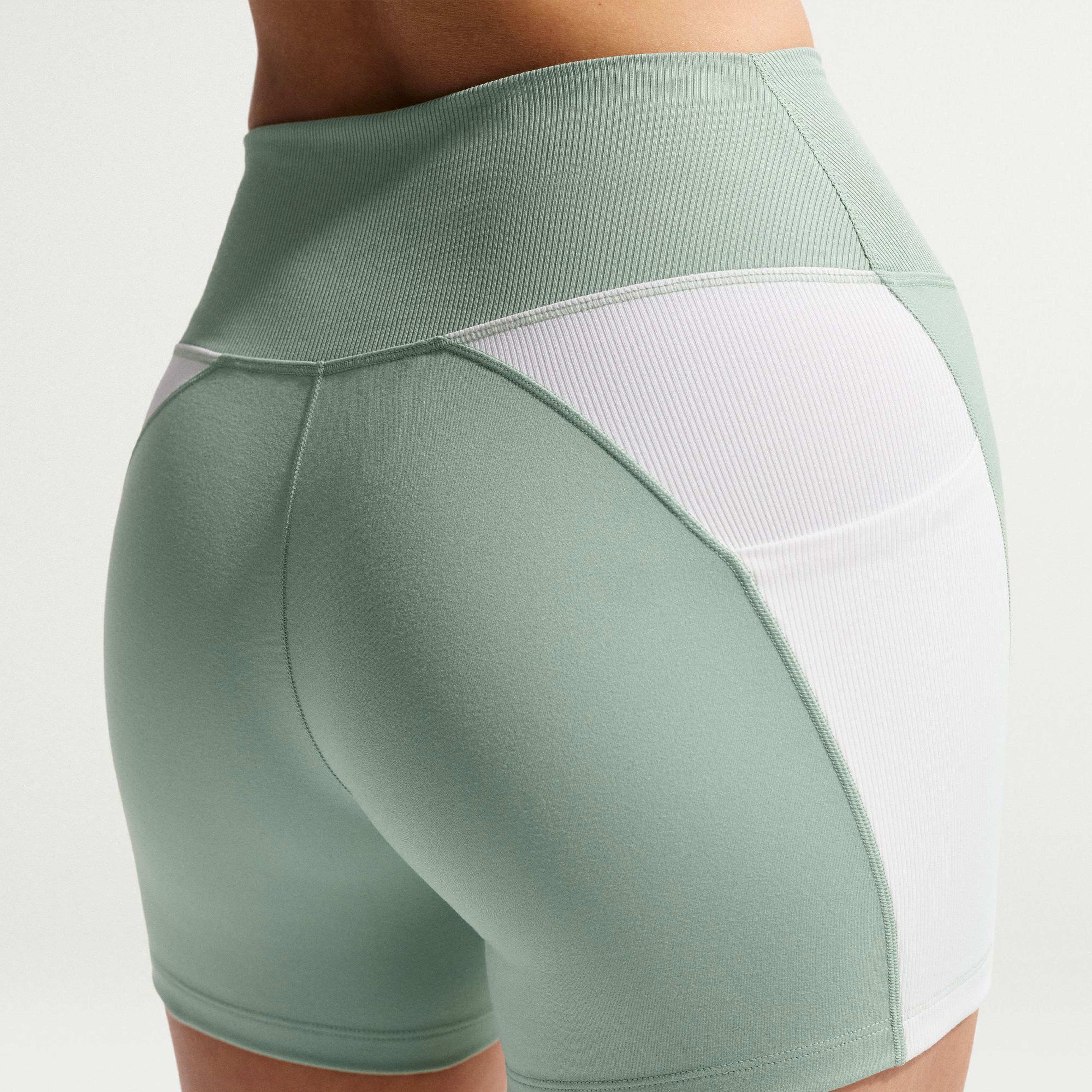 Nike Dri-FIT One Kadın Beyaz Antrenman Şort