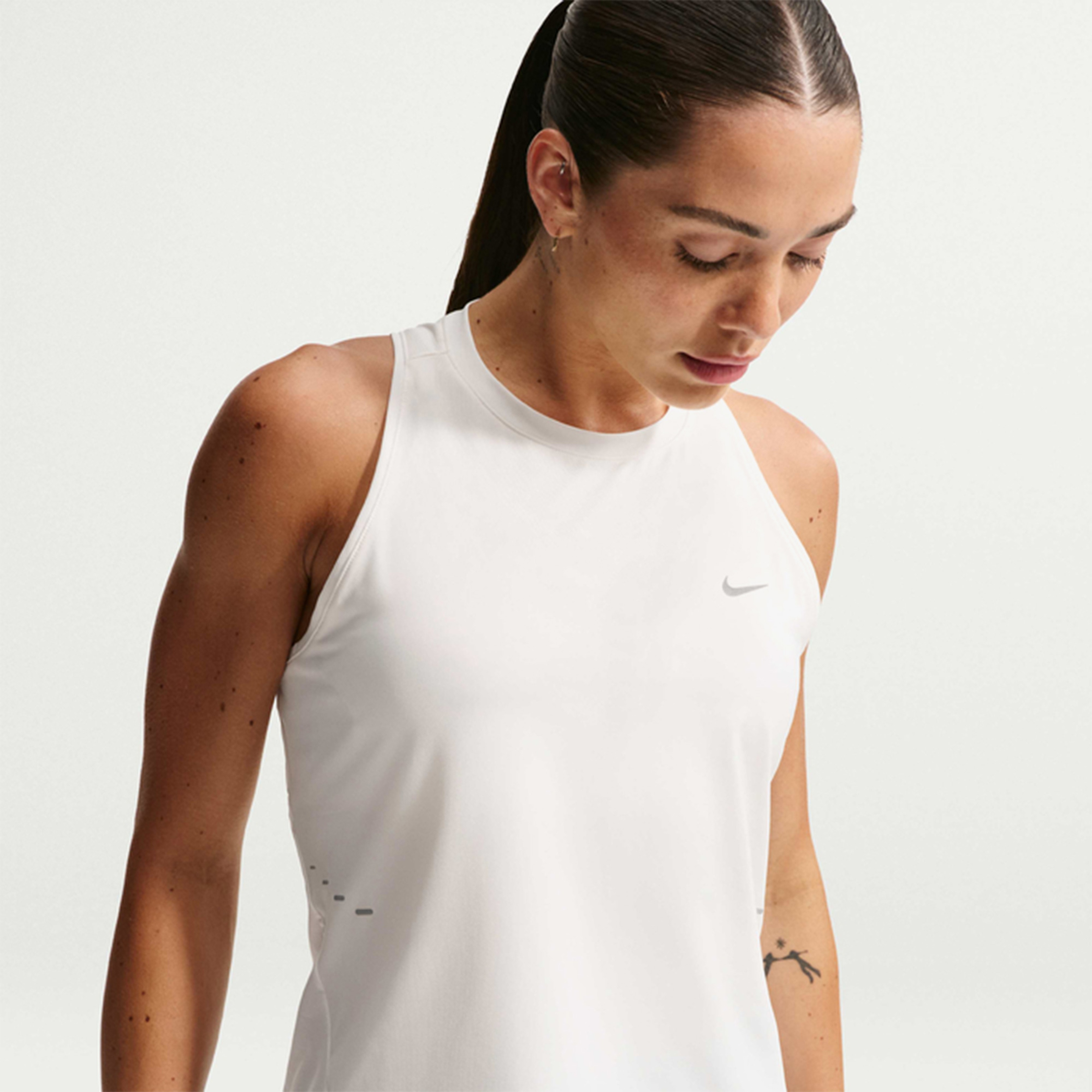 Nike Swift Dri-Fit Kadın Beyaz Kolsuz T-Shirt